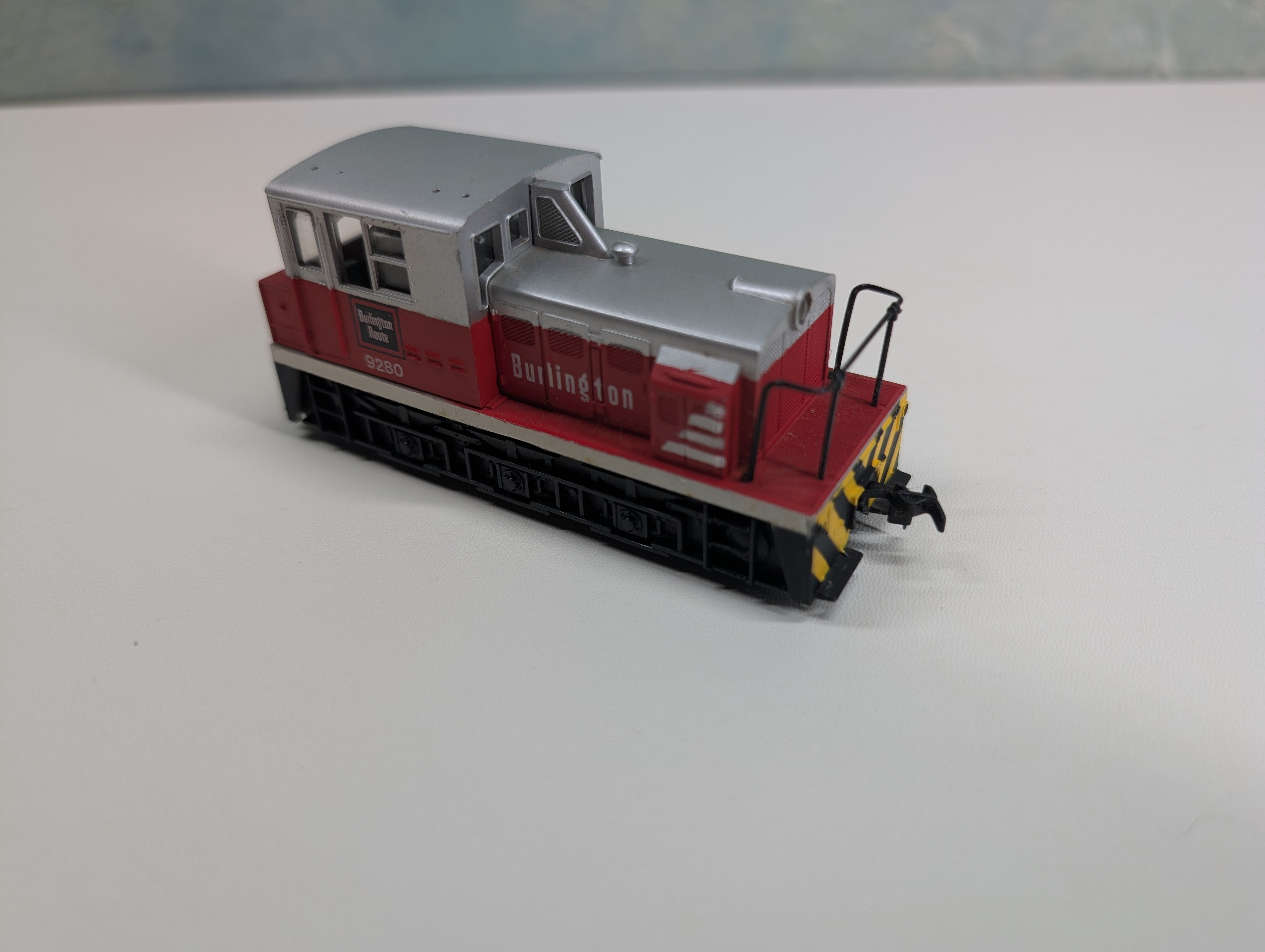 USED Bachmann HO Scale 0-6-0 Plymouth Diesel Switcher Locomotive Burlington #9280 Non-Powered