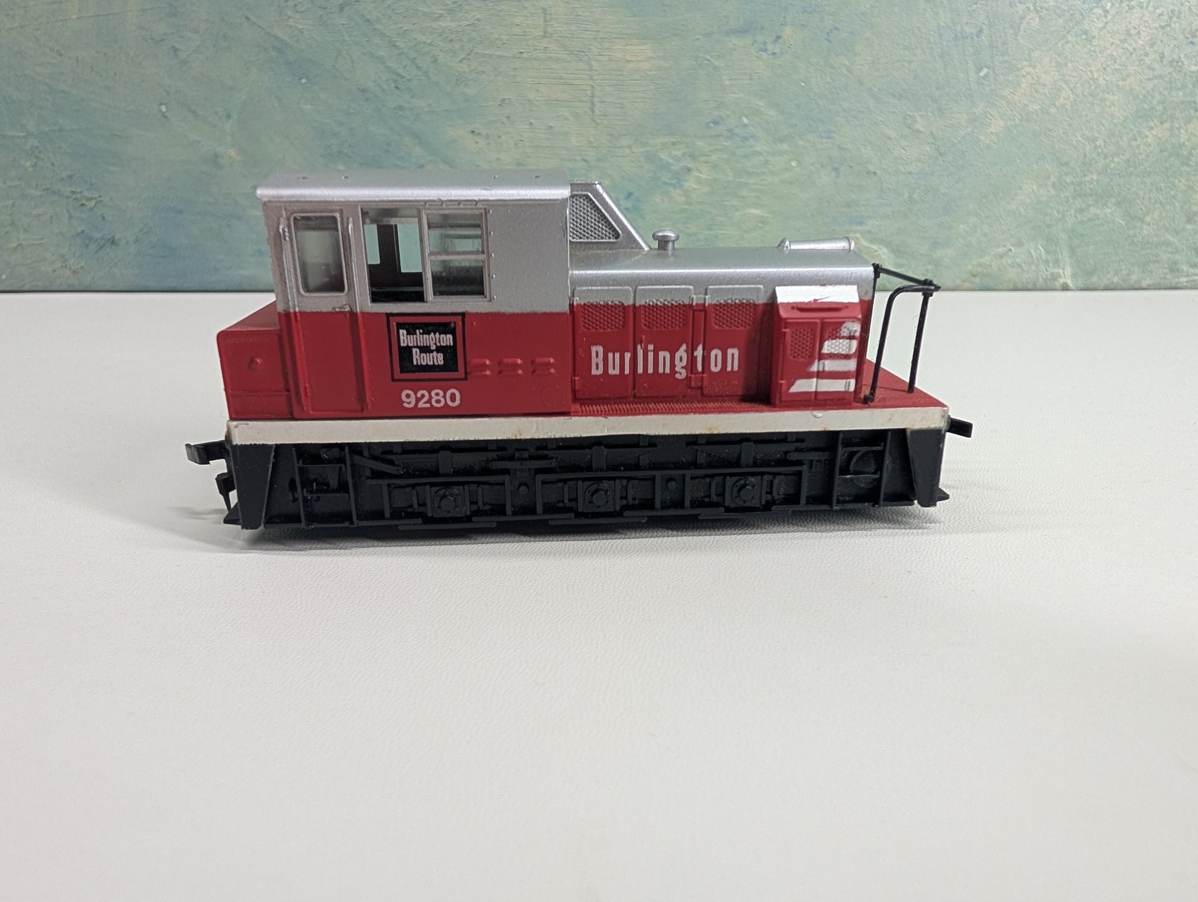 USED Bachmann HO Scale 0-6-0 Plymouth Diesel Switcher Locomotive Burlington #9280 Non-Powered