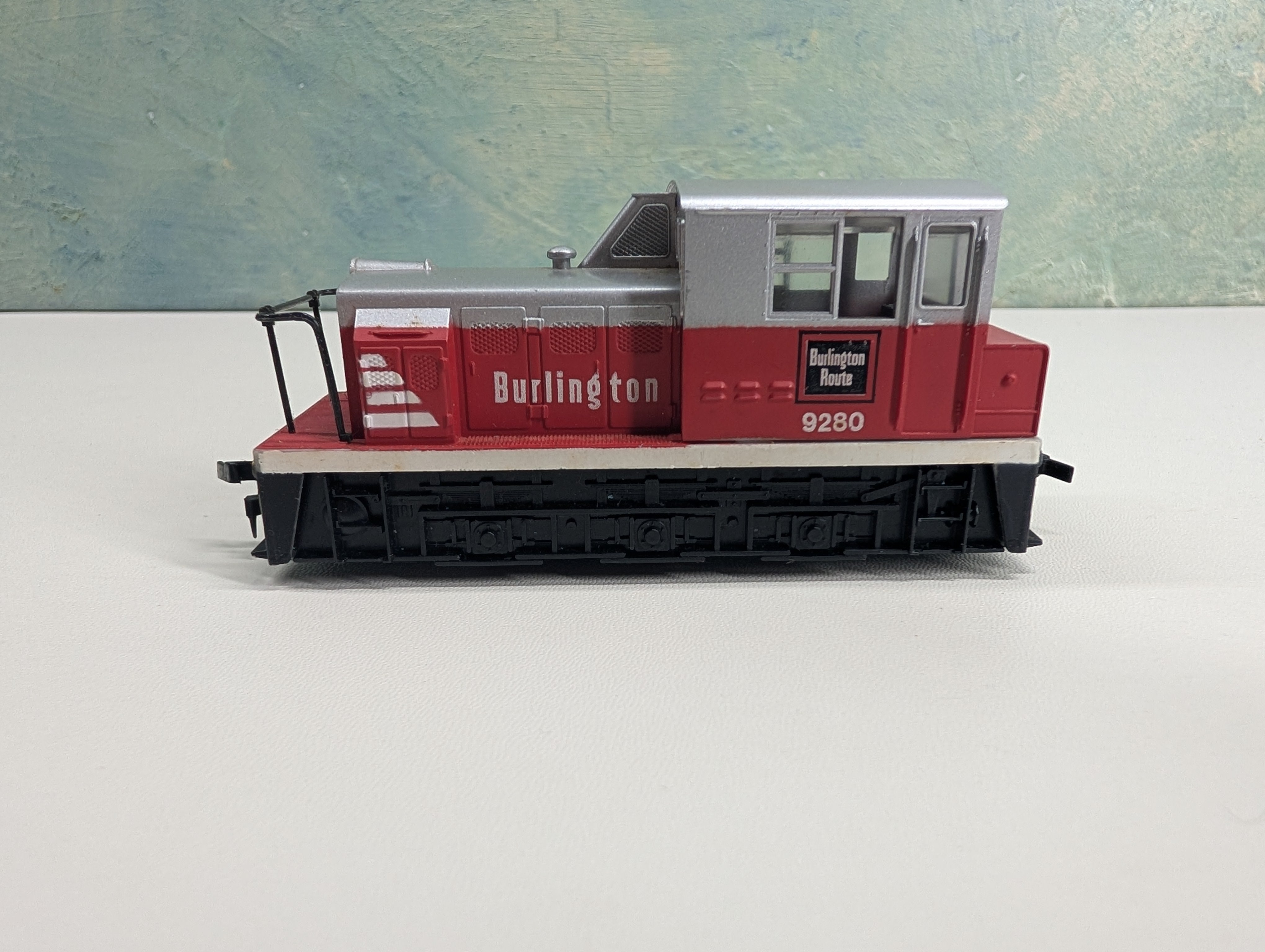 USED Bachmann HO Scale 0-6-0 Plymouth Diesel Switcher Locomotive Burlington #9280 Non-Powered