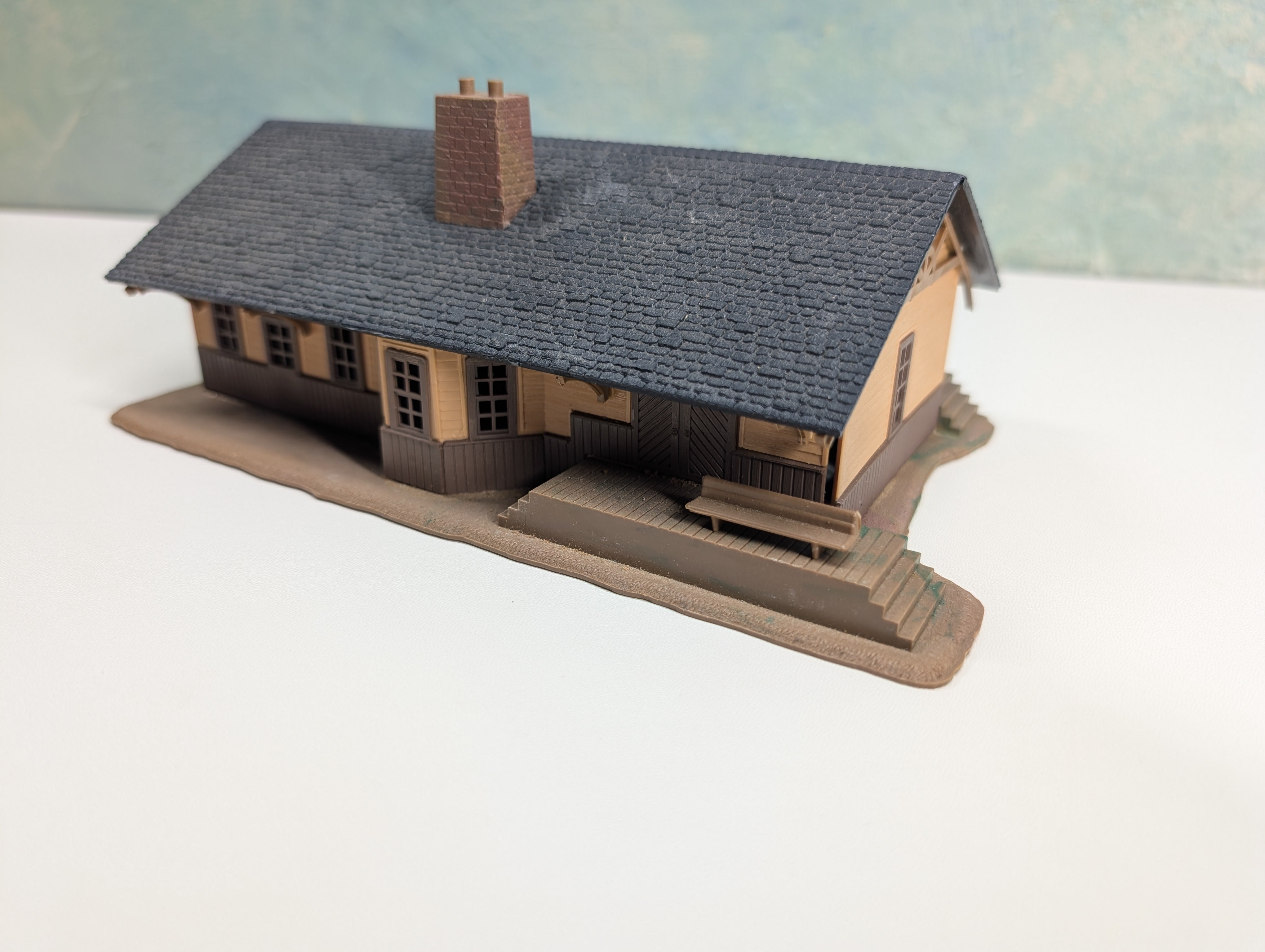 USED Pola HO Scale Freight Station