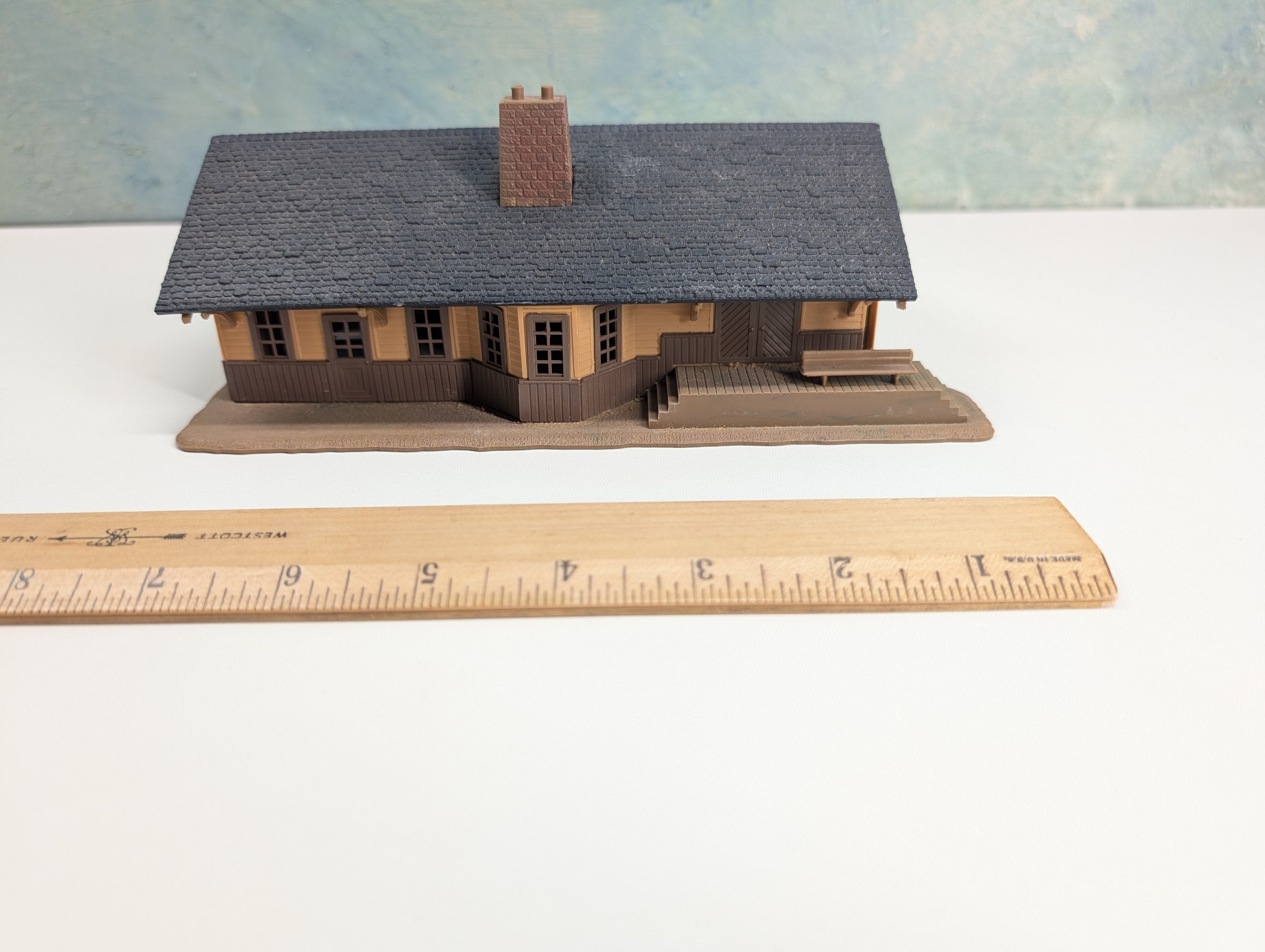 USED Pola HO Scale Freight Station