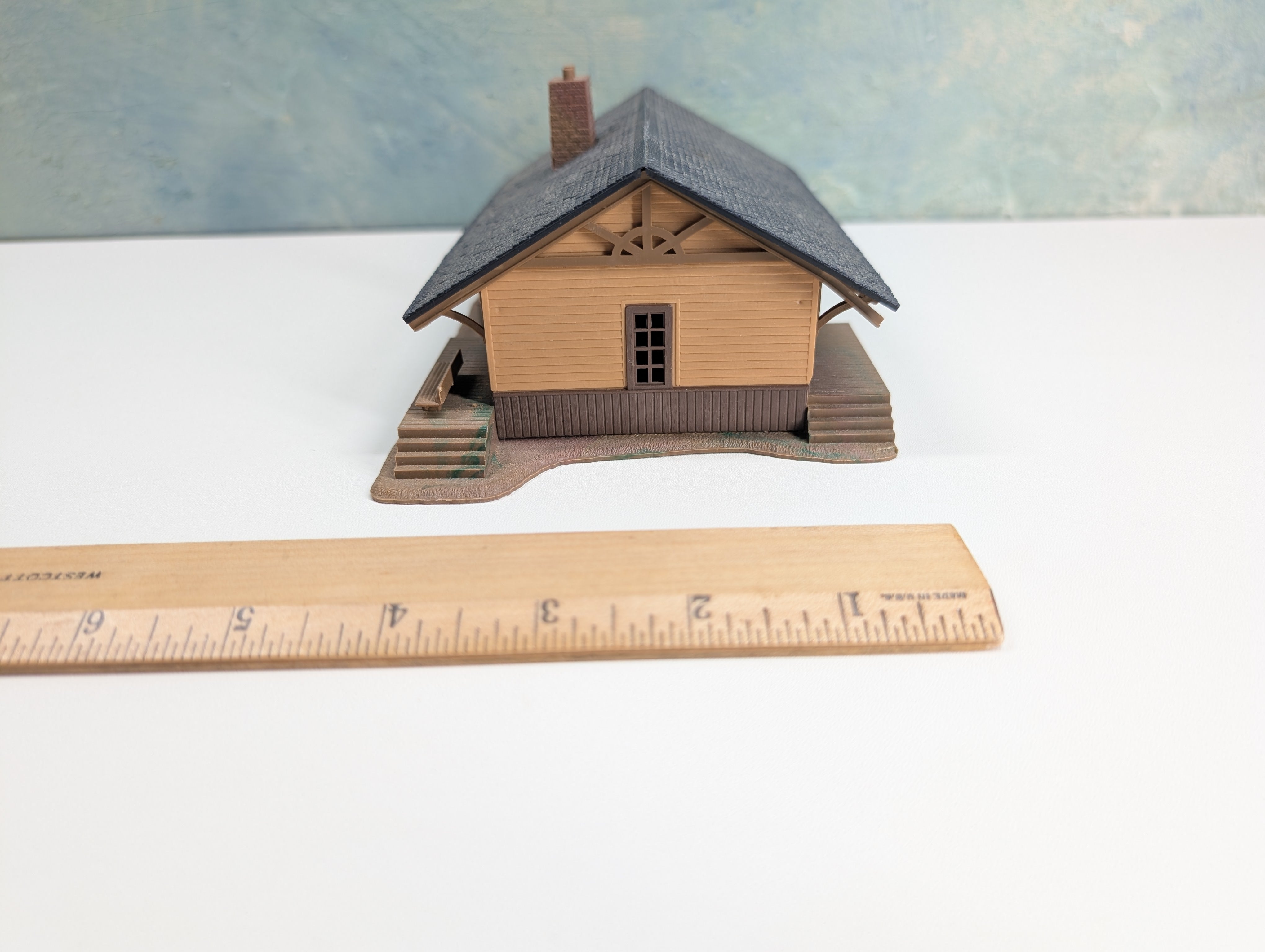 USED Pola HO Scale Freight Station
