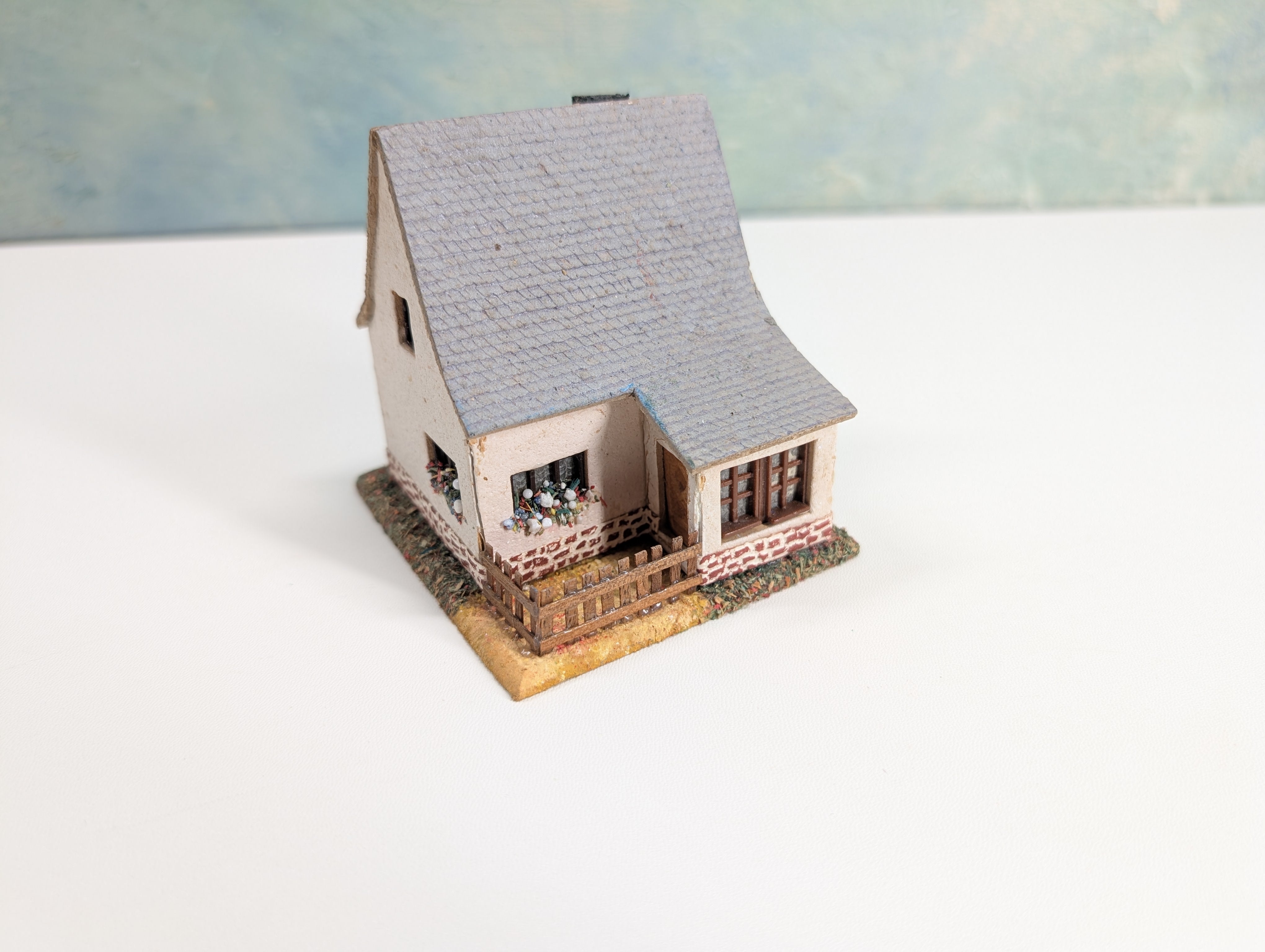 USED HO Scale Small German House w/ Fence