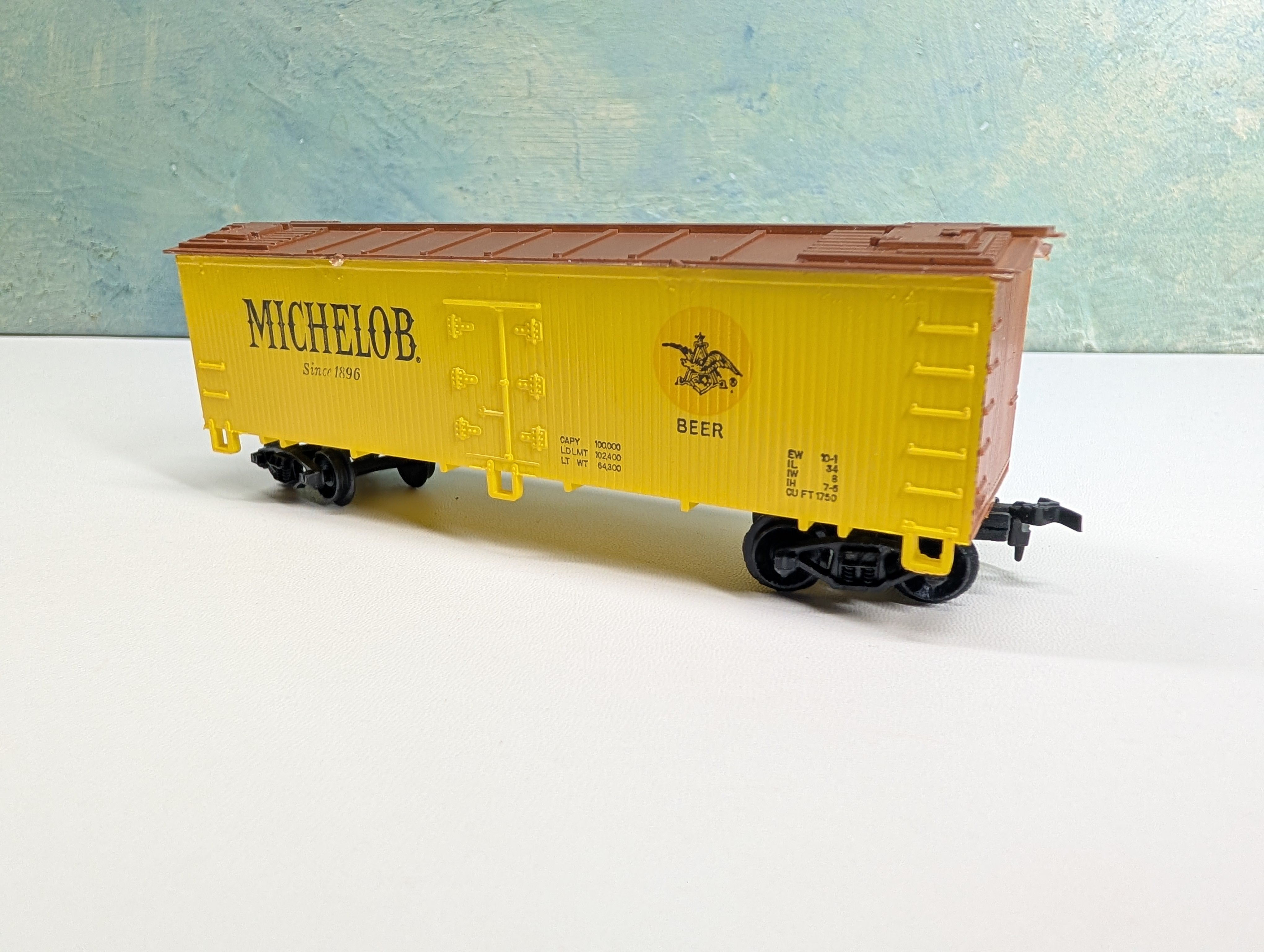 USED HO Scale 38' Beer Car Michelob Beer