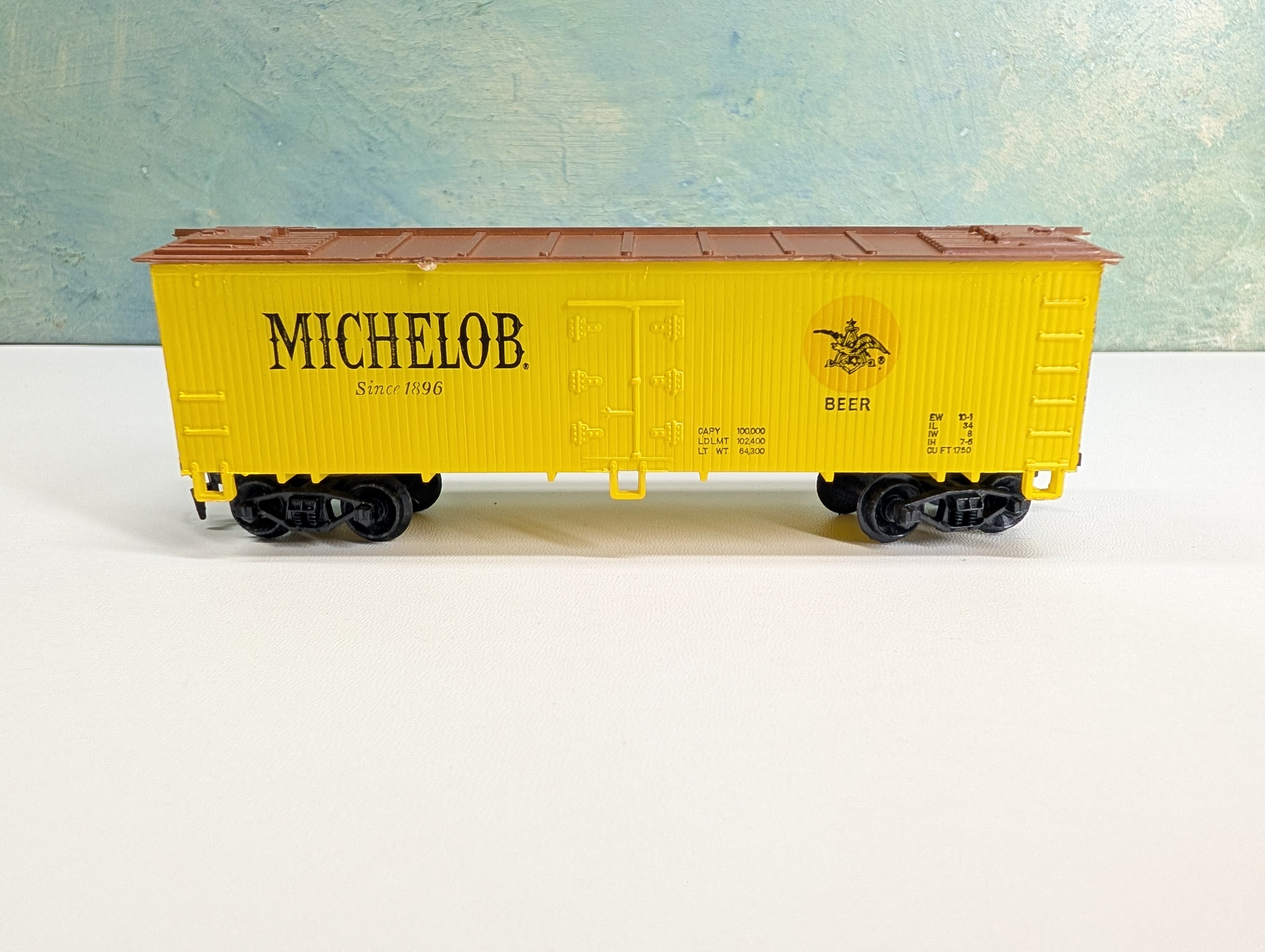 USED HO Scale 38' Beer Car Michelob Beer