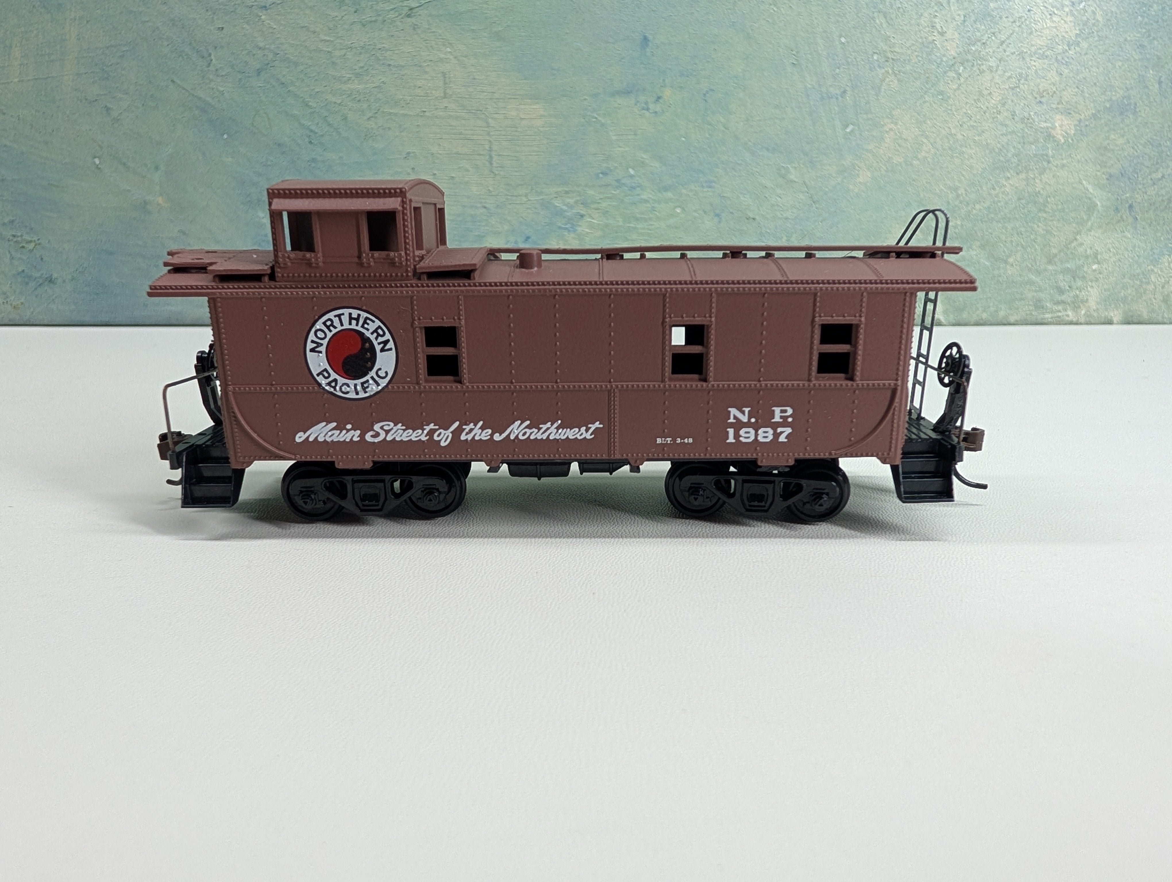 USED Athearn 1266 HO Scale Cupola Caboose Northern Pacific NP #1987