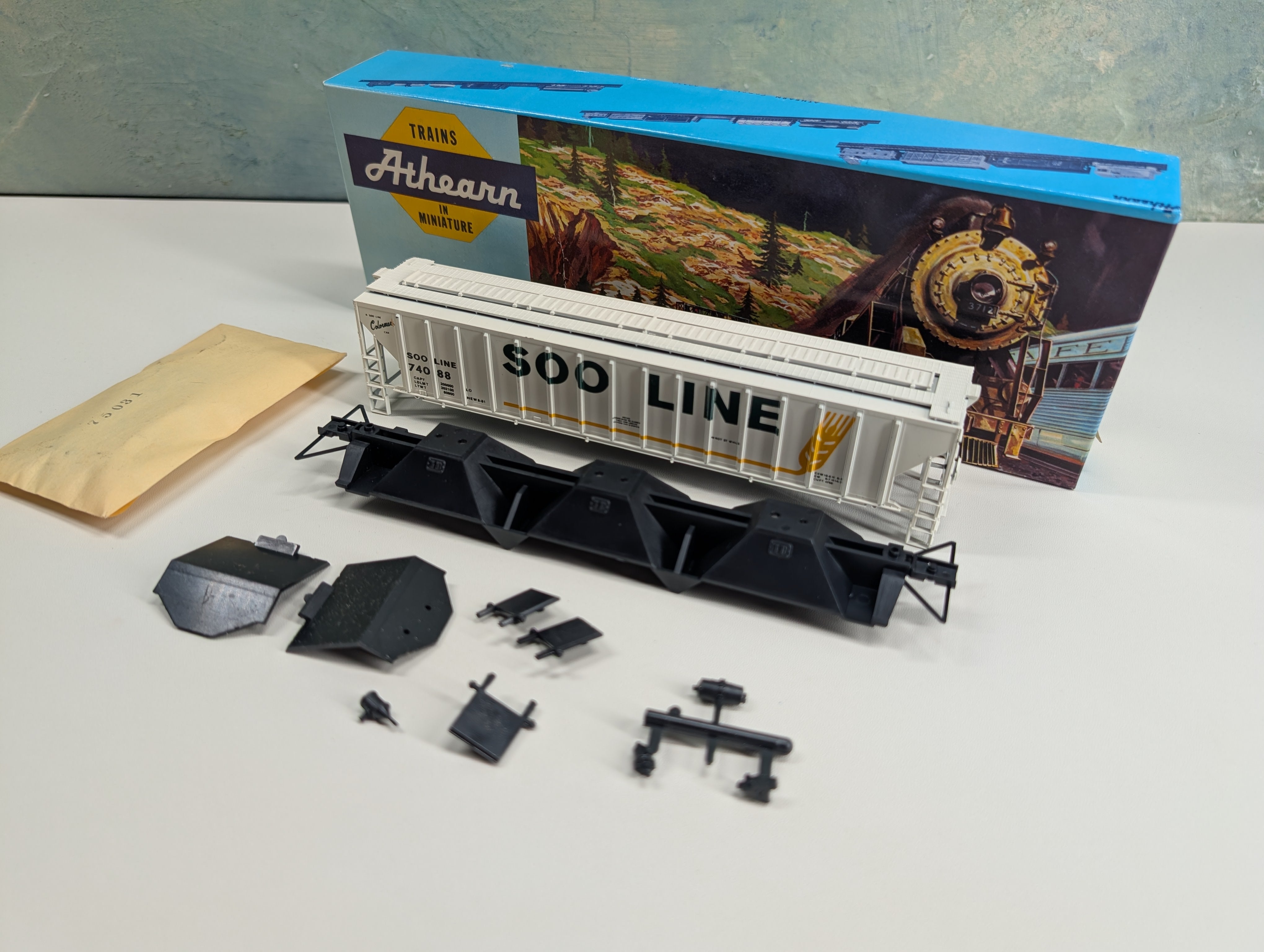 USED Athearn HO Scale 54' PS Ribside Covered Hopper Soo Line #74088 Bev-Bel KIT