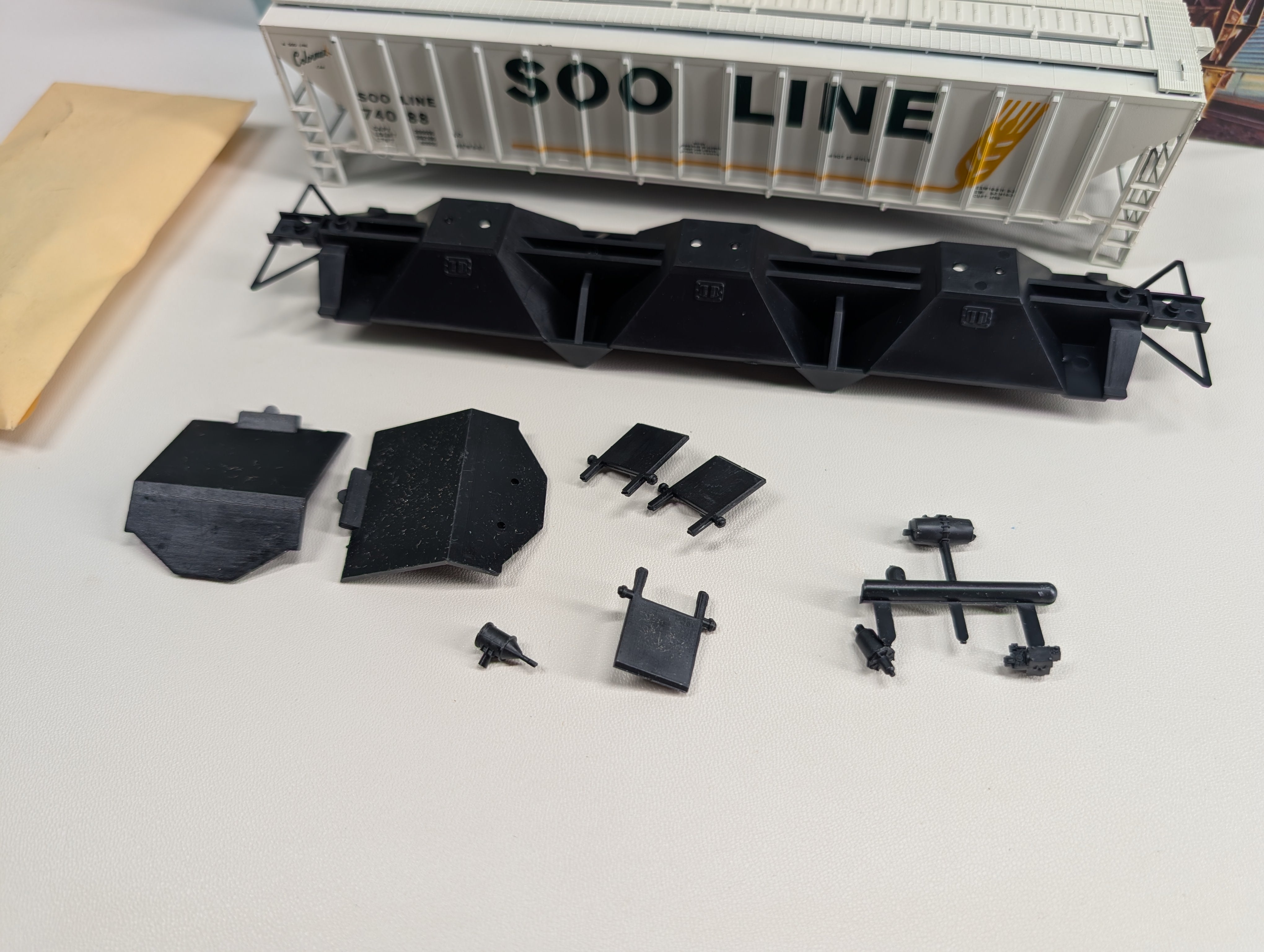 USED Athearn HO Scale 54' PS Ribside Covered Hopper Soo Line #74088 Bev-Bel KIT
