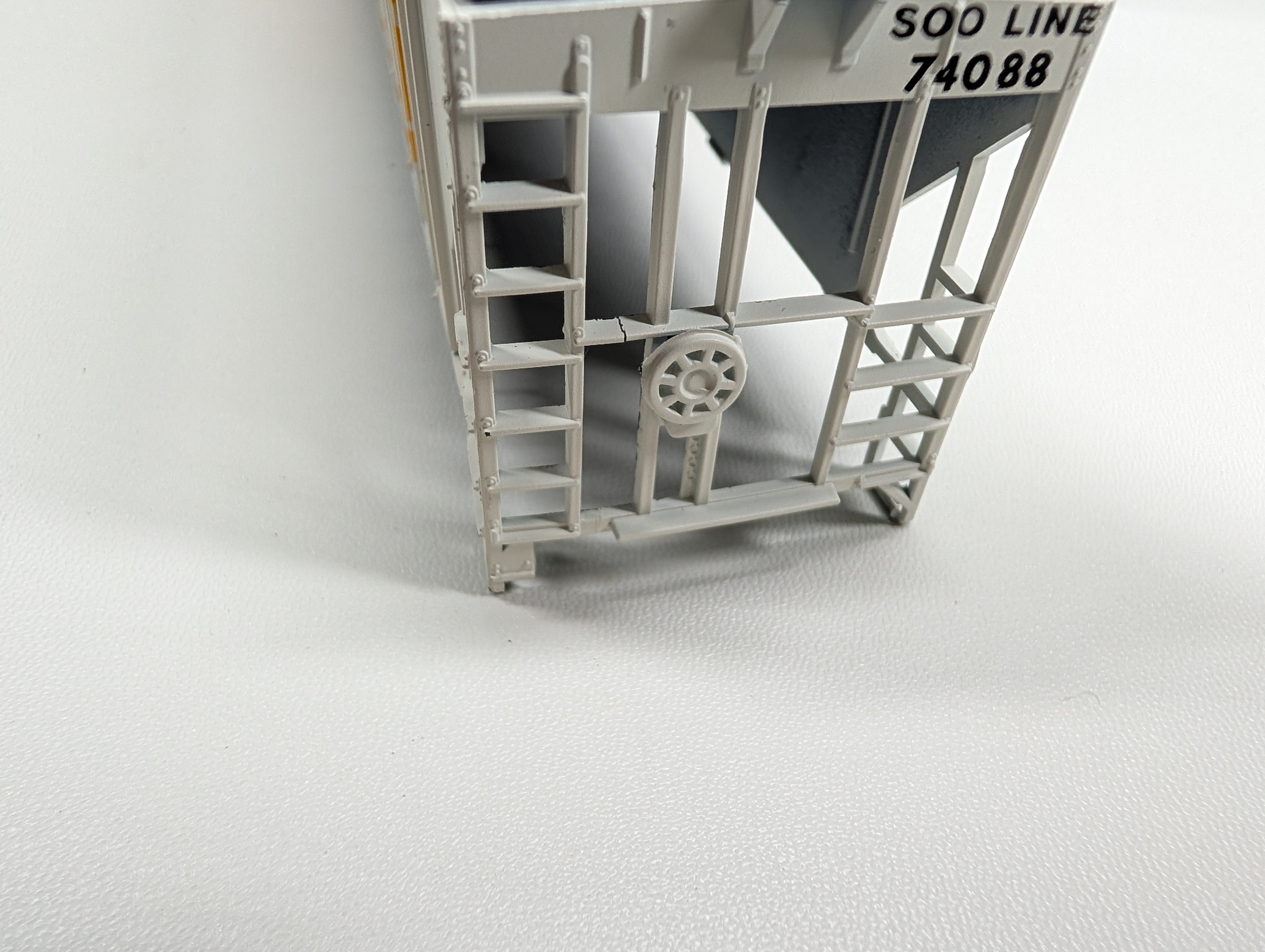 USED Athearn HO Scale 54' PS Ribside Covered Hopper Soo Line #74088 Bev-Bel KIT