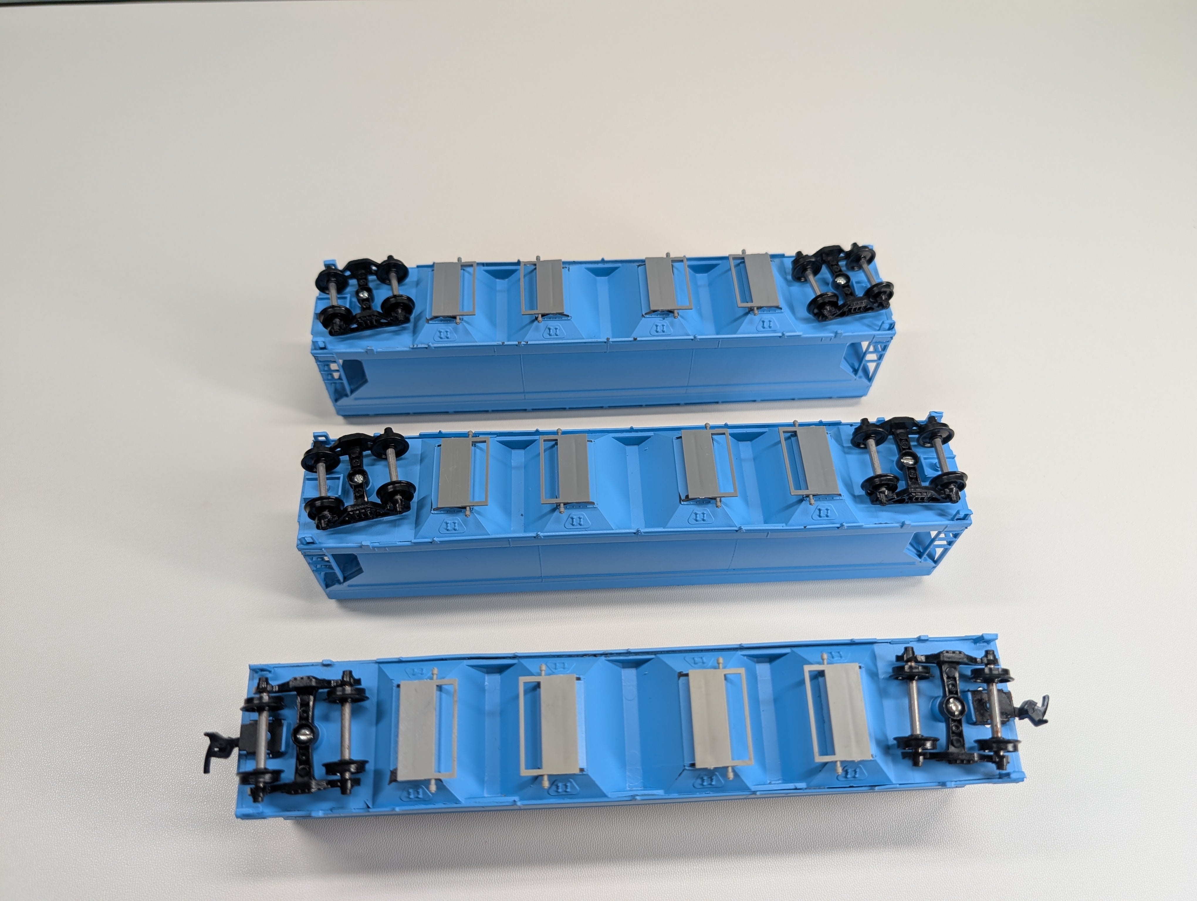 USED Athearn HO Scale Lot of ACF Covered Hoppers Blue Undecorated (3 pcs)