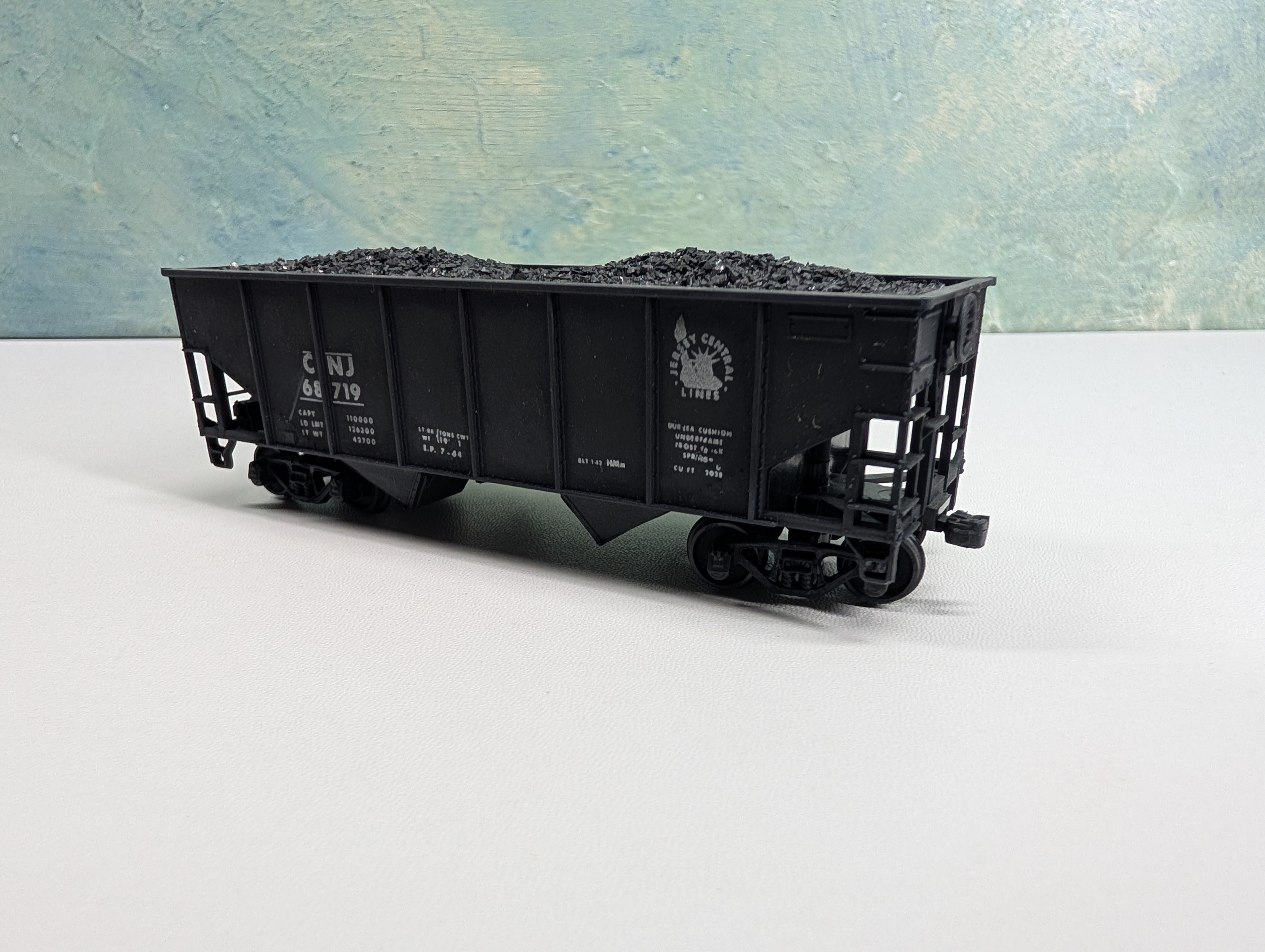 USED Athearn HO Scale 2 Bay Hoper w/ Coal Load CNJ #68719