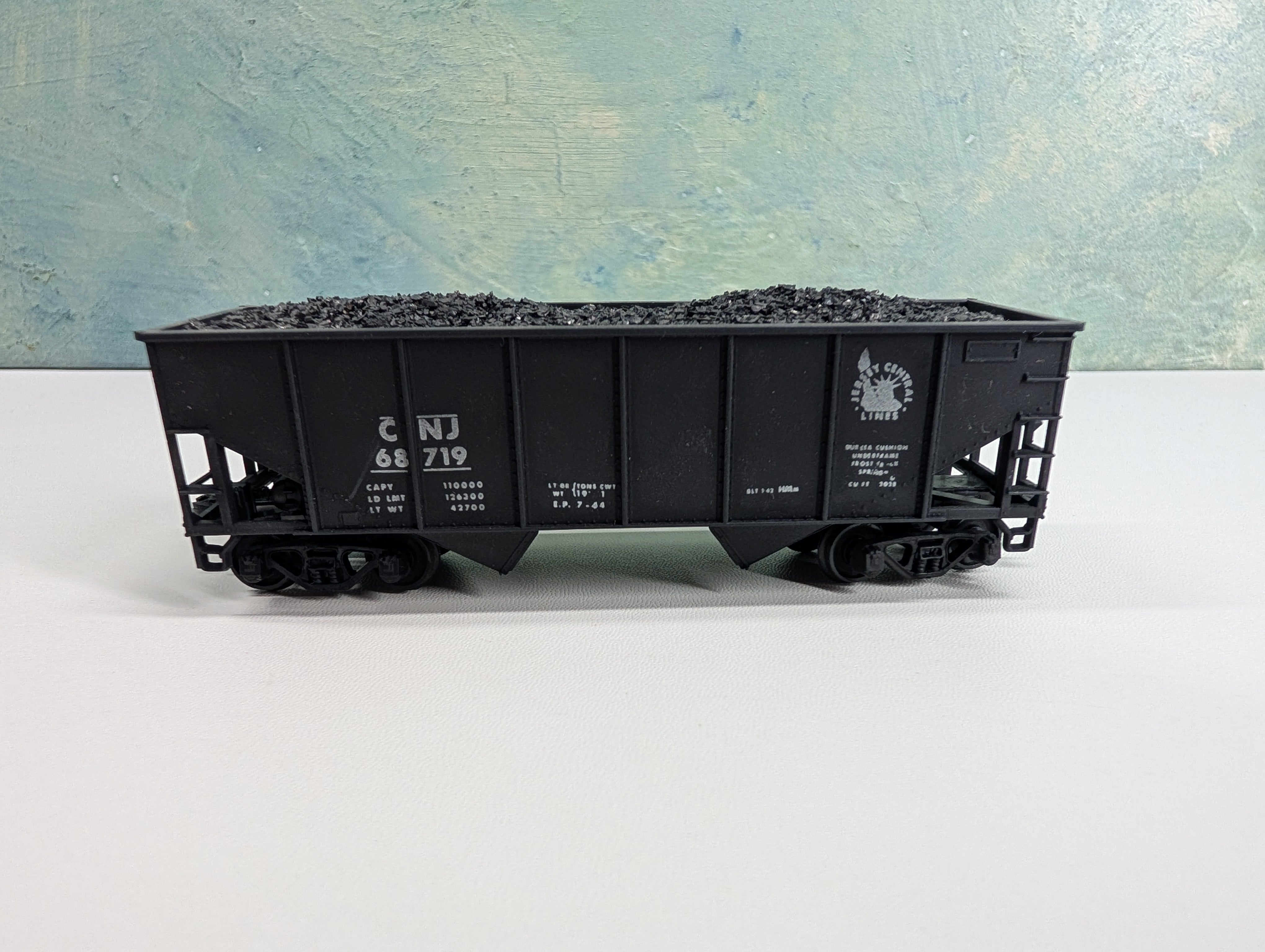 USED Athearn HO Scale 2 Bay Hoper w/ Coal Load CNJ #68719