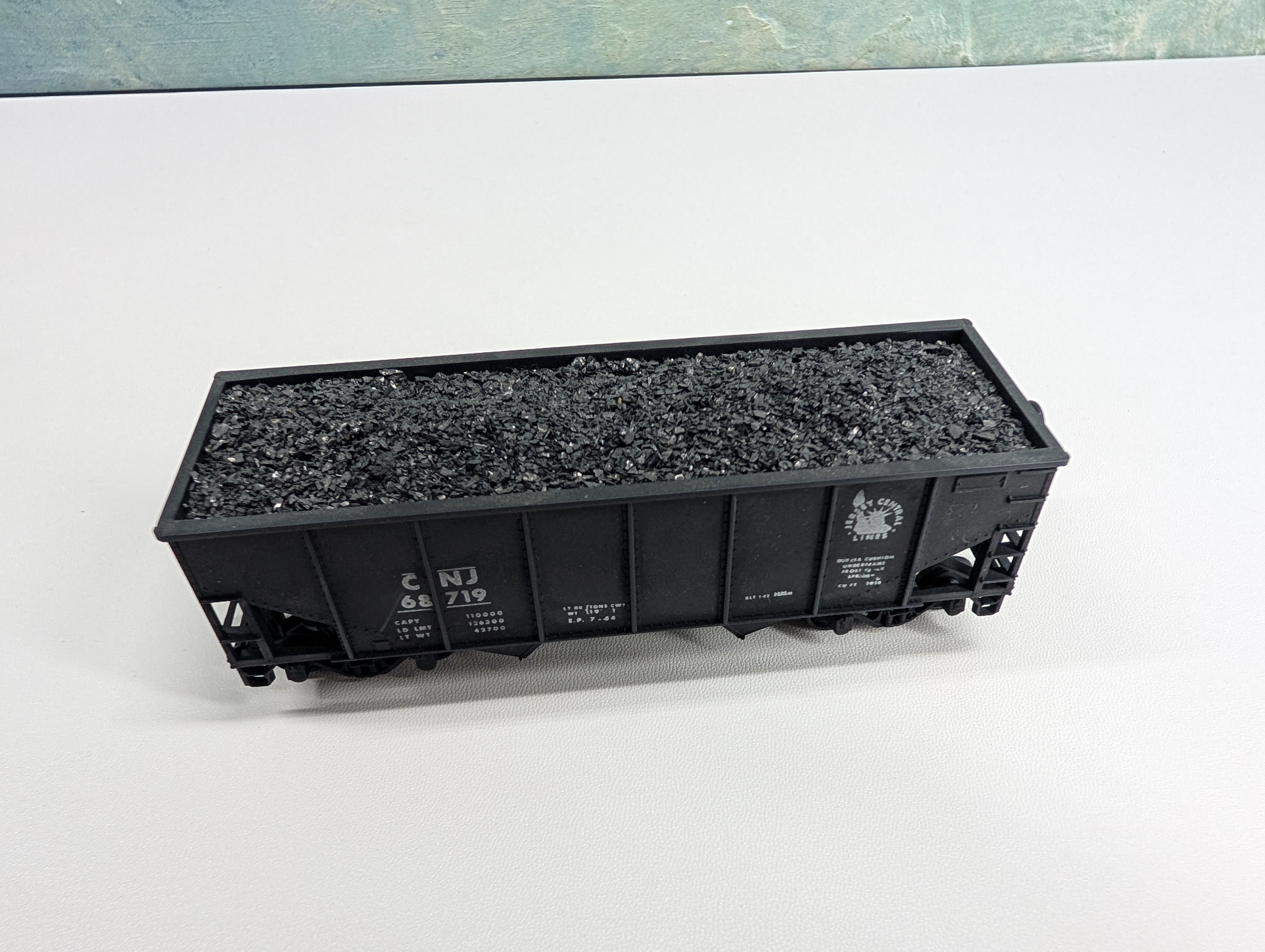 USED Athearn HO Scale 2 Bay Hoper w/ Coal Load CNJ #68719
