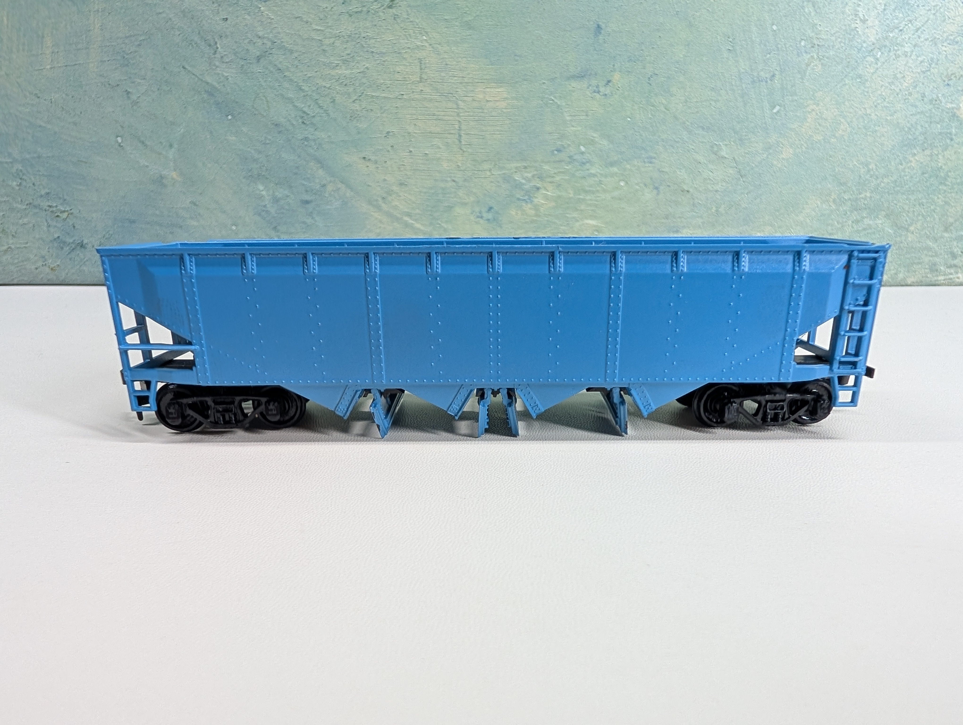 USED Athearn HO Scale Operating Quad Hopper Blue Undecorated