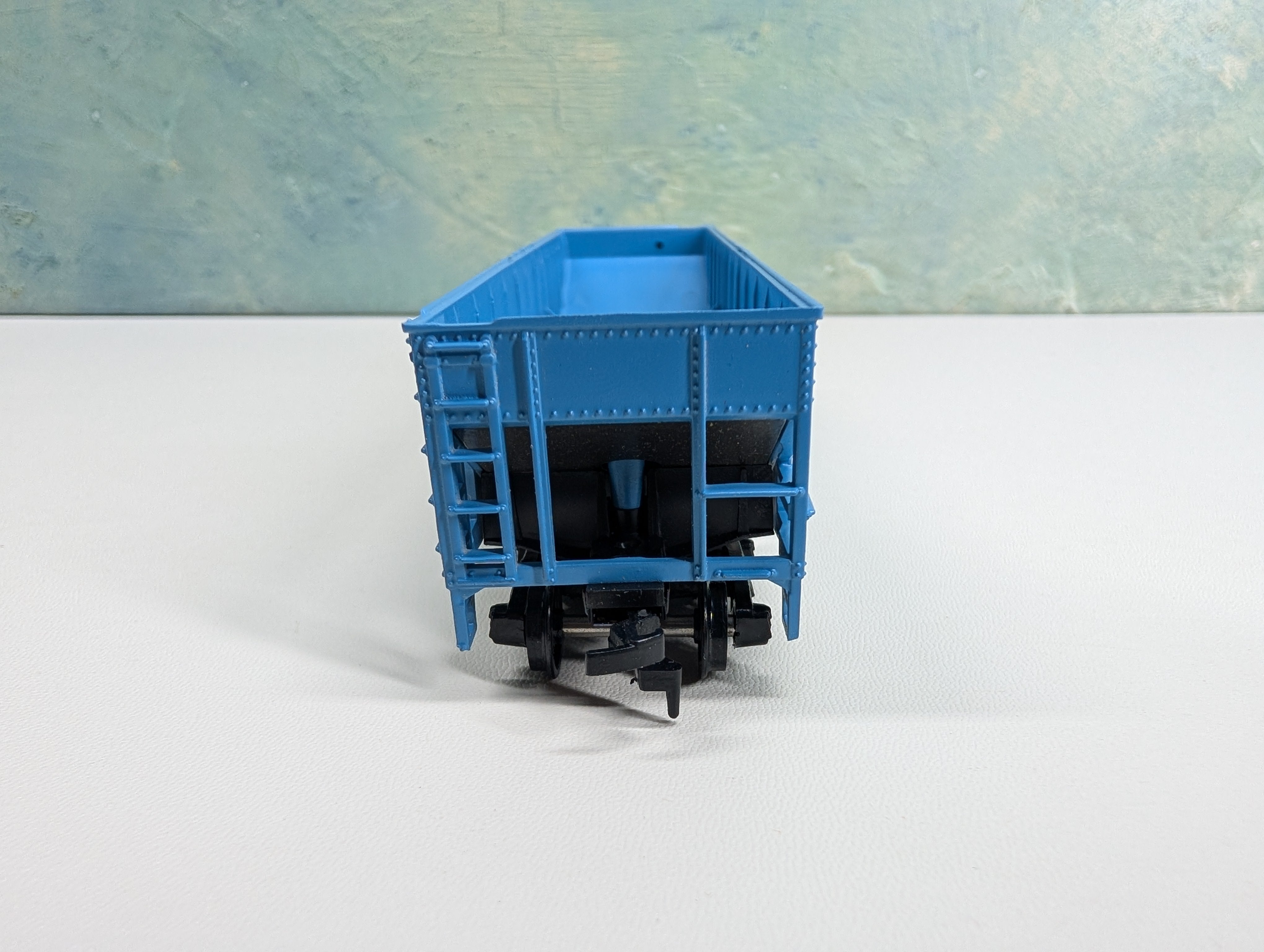 USED Athearn HO Scale Operating Quad Hopper Blue Undecorated