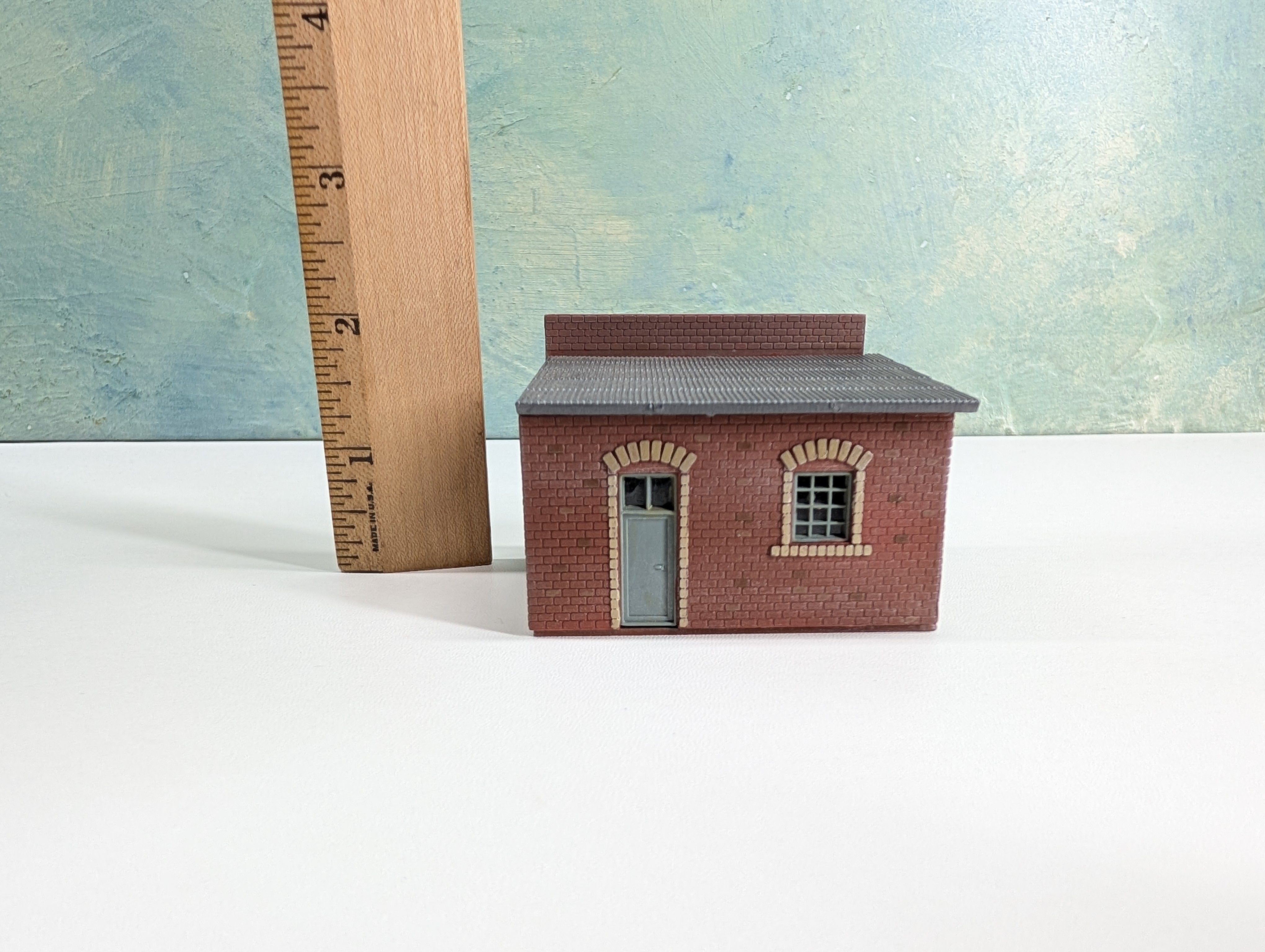USED HO Scale Small Brick Garage