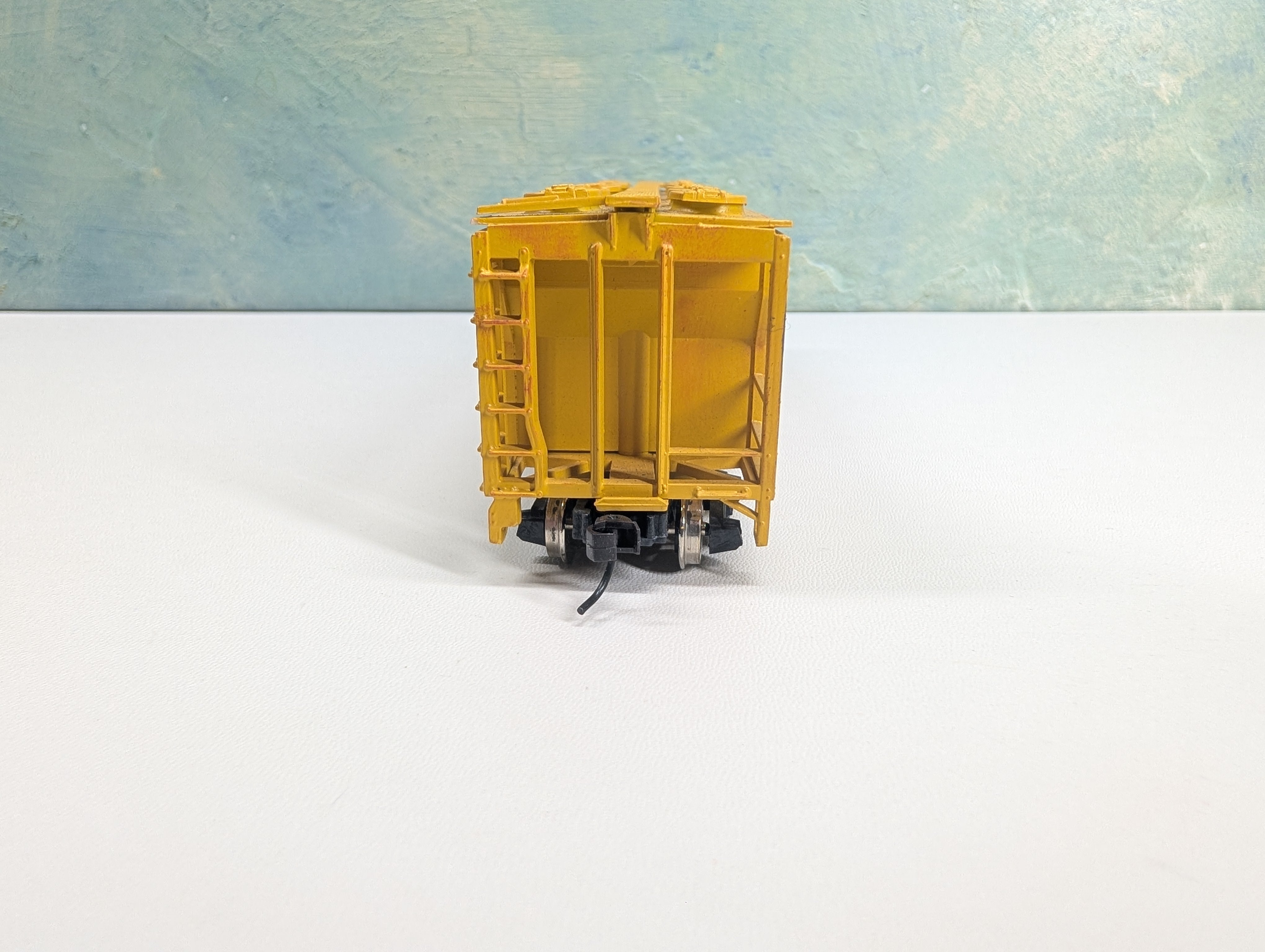 USED AHM HO Scale 3 Bay Covered Hopper Warp's Plastics NAHX #36539 Weathered, Metal Wheels