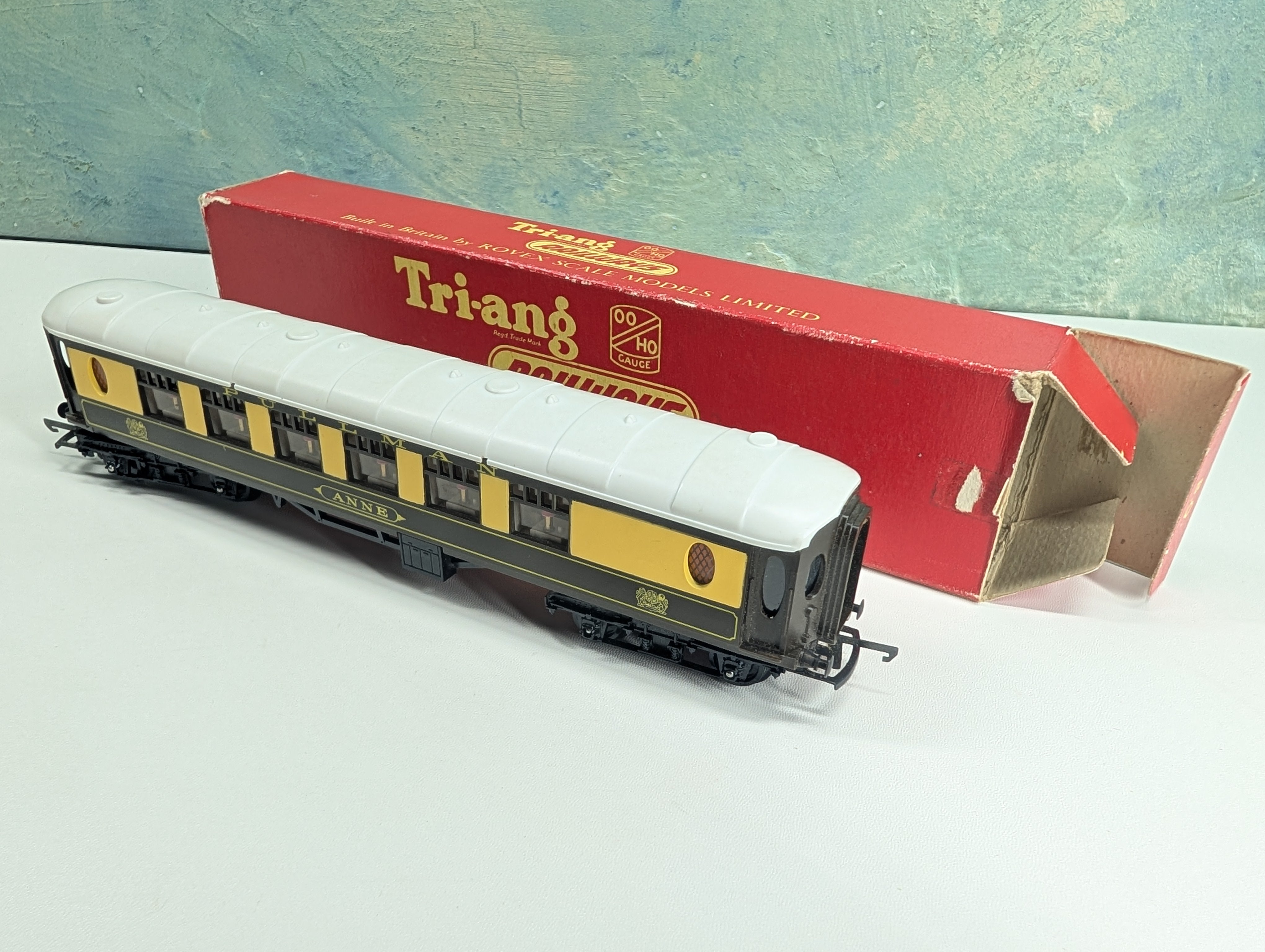 USED Tri-Ang R228 HO Scale OO First Class Passenger Car, White Top Anne w/ Detailed Interiors