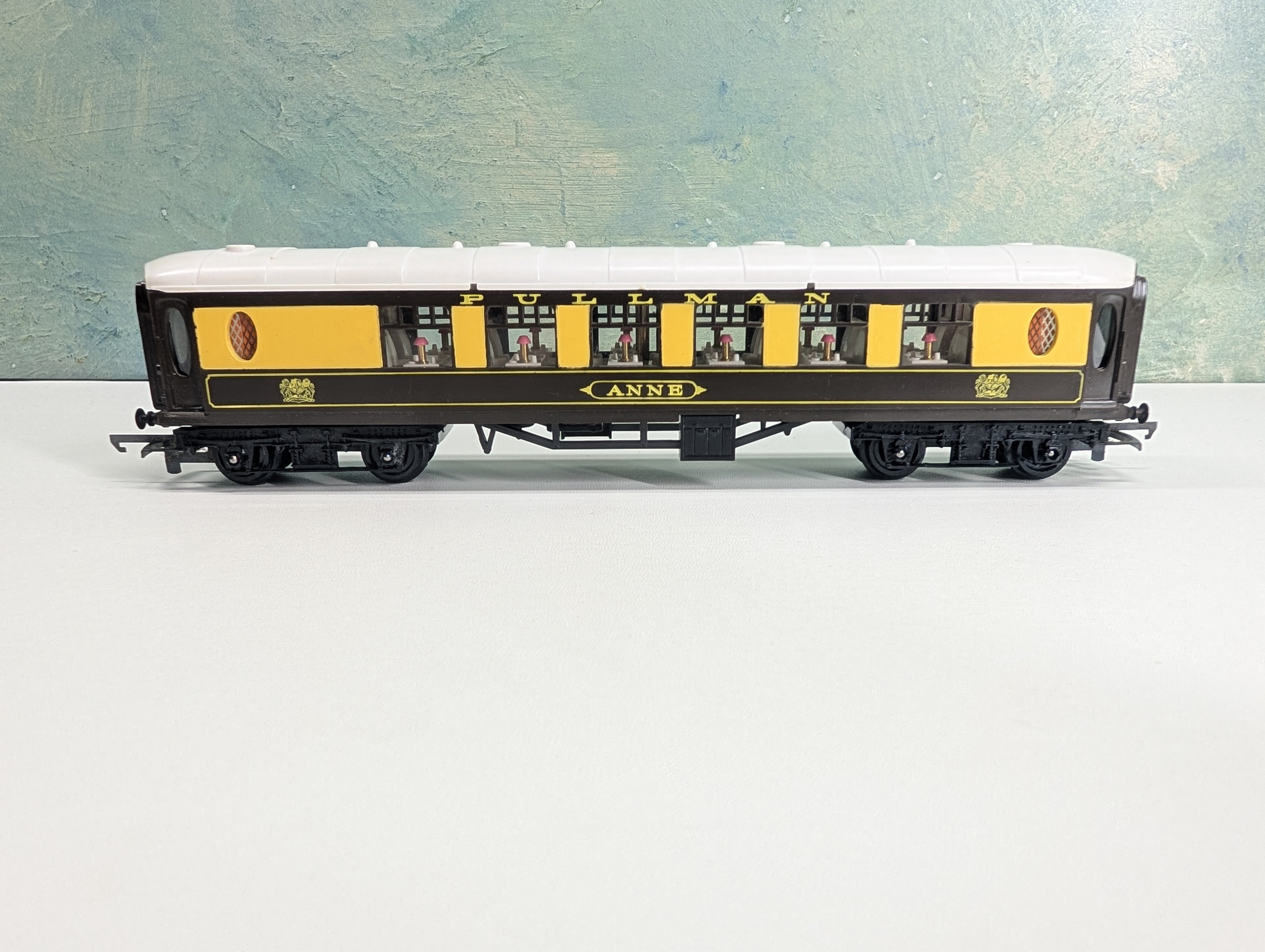 USED Tri-Ang R228 HO Scale OO First Class Passenger Car, White Top Anne w/ Detailed Interiors