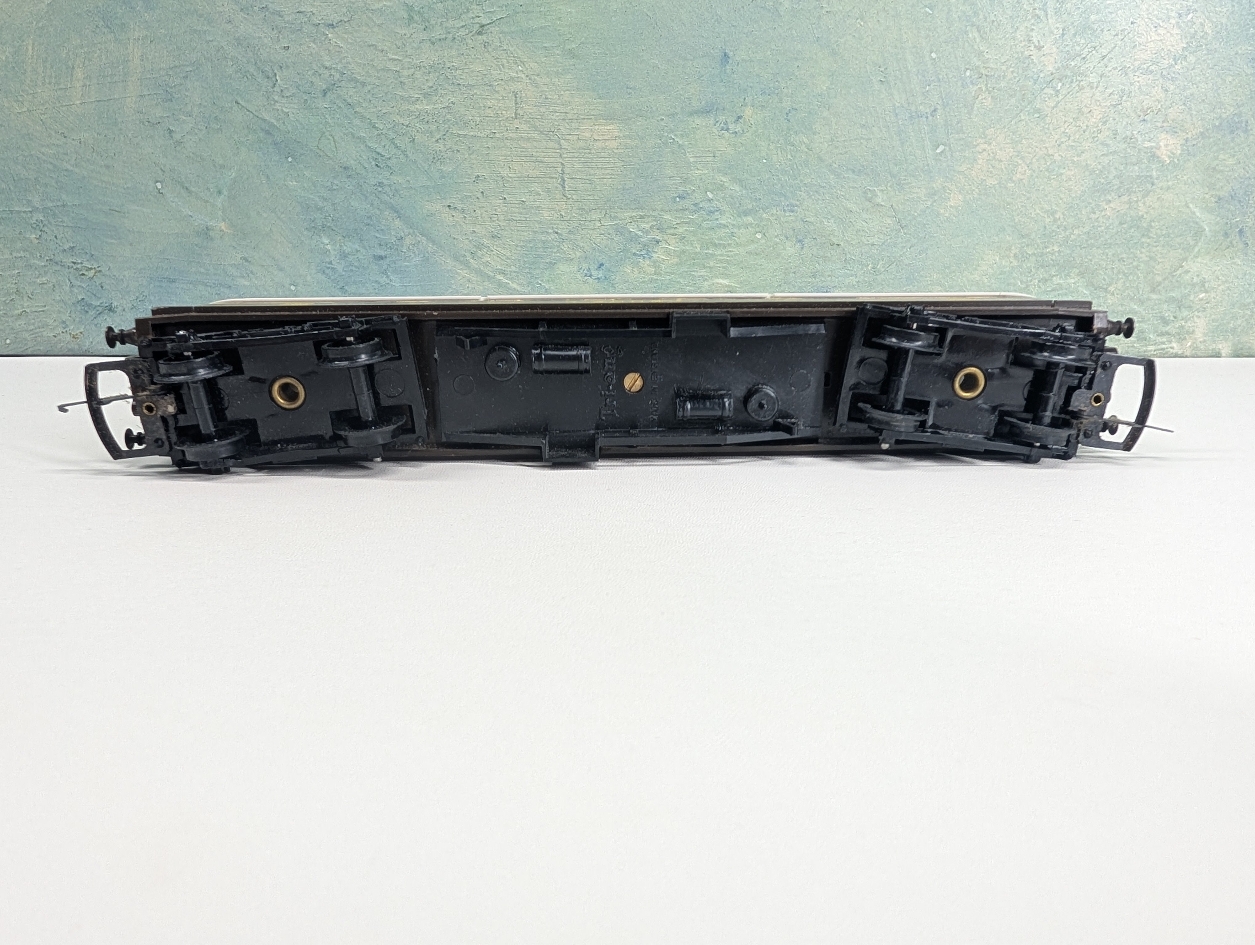 USED Tri-Ang R228 HO Scale OO First Class Passenger Car, White Top Anne w/ Detailed Interiors