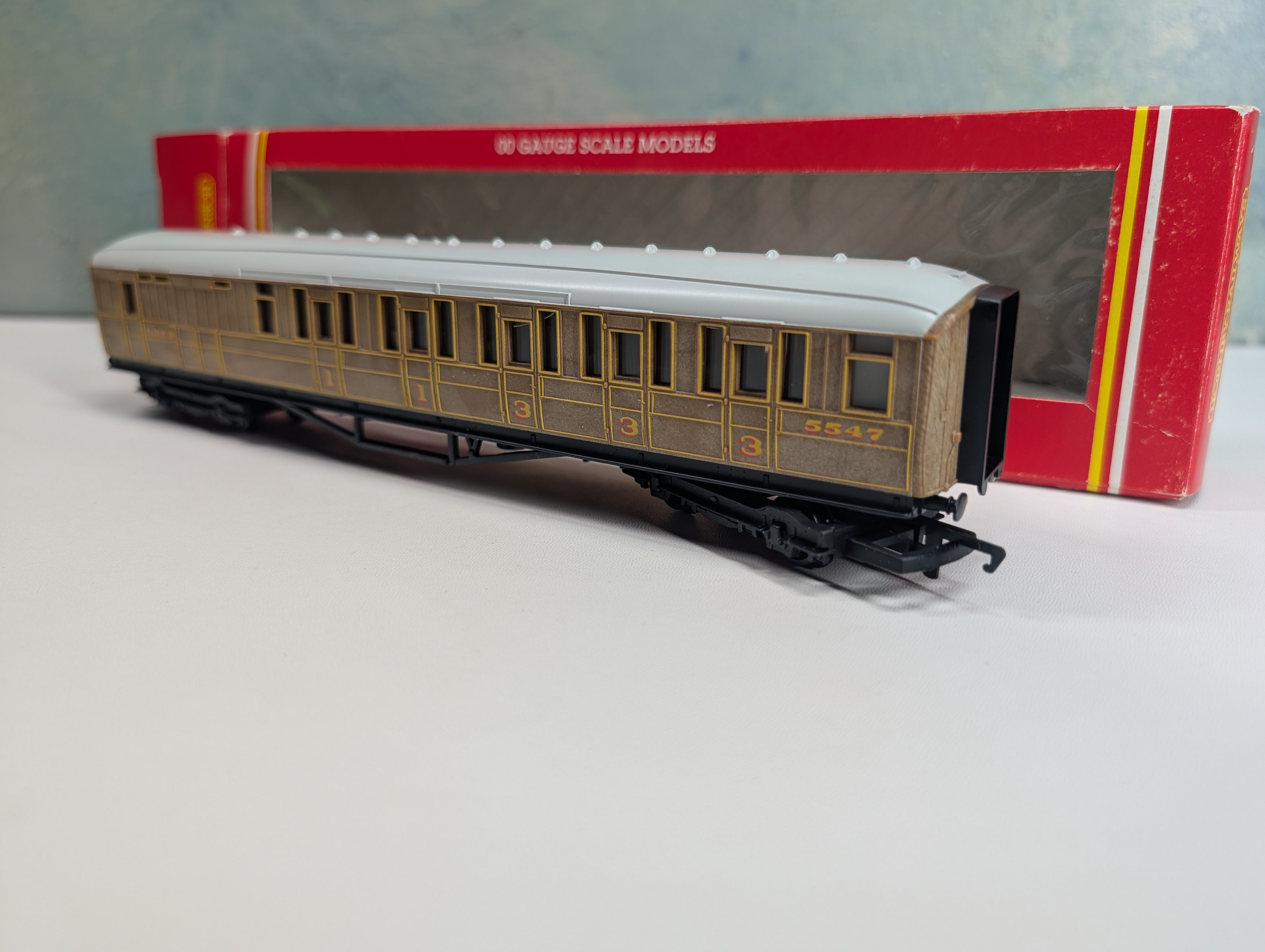 USED Hornby R4063 HO Scale OO Brake Composite Coach Passenger Car LNER #5547