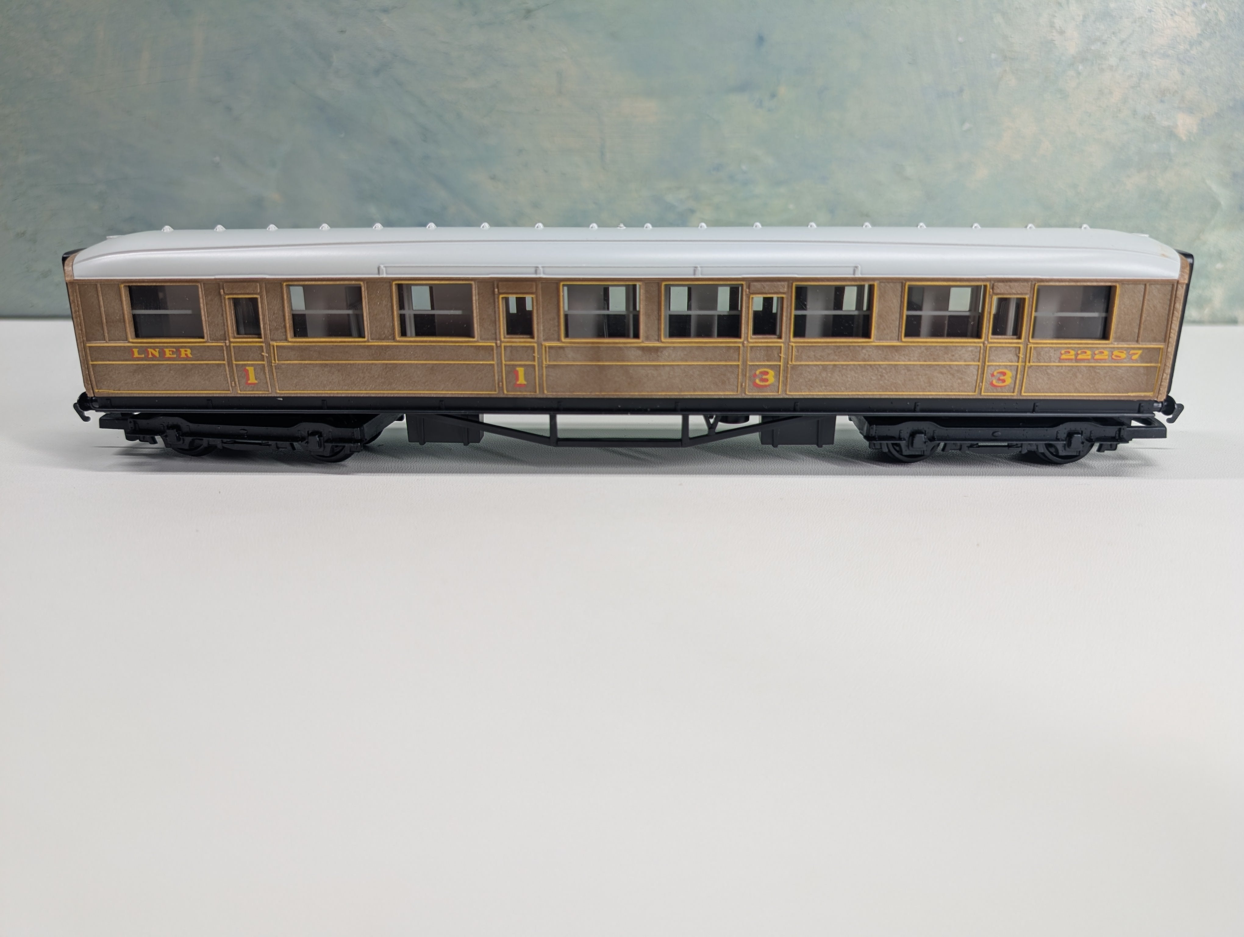 USED Hornby R4062 HO Scale OO Composite Coach Passenger Car LNER #22287