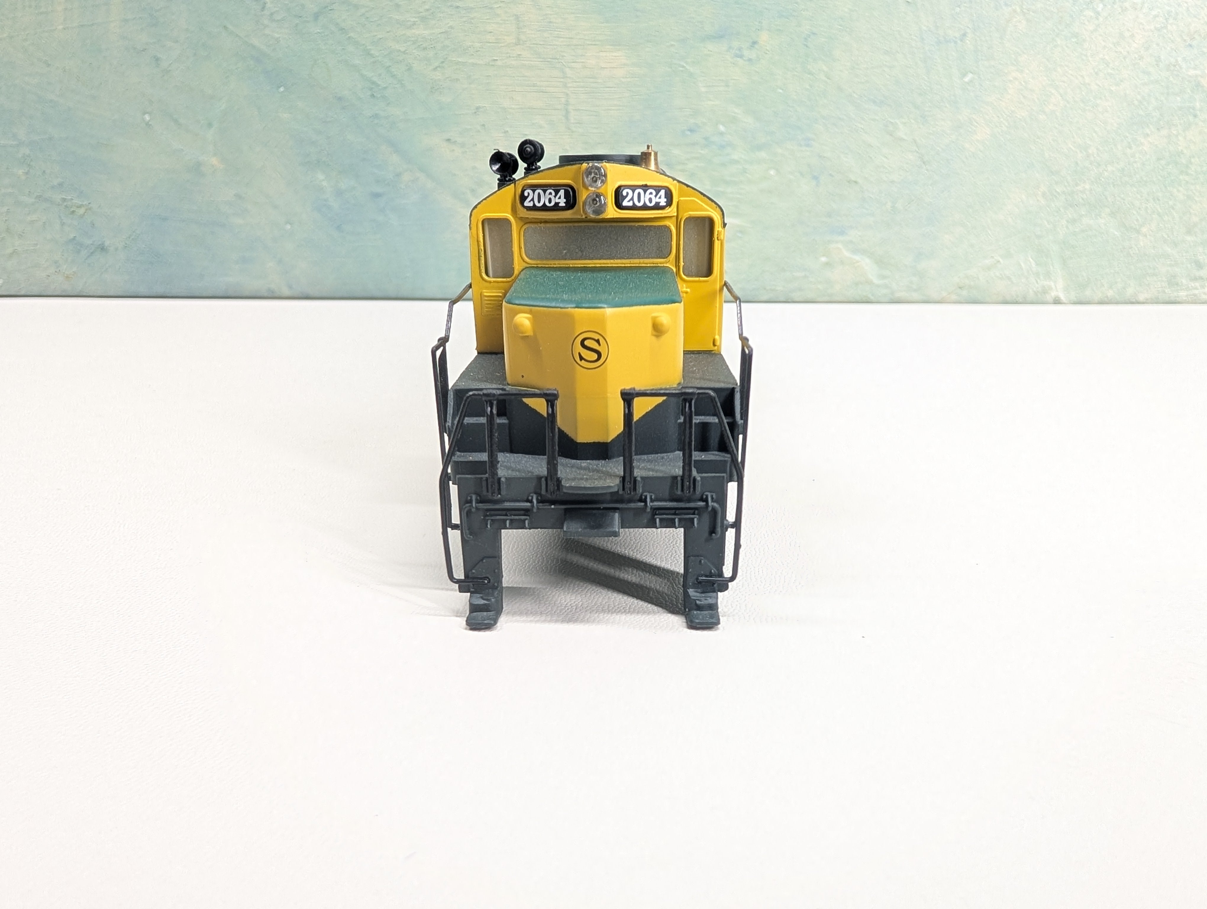USED Mantua HO Scale GP-20 Diesel Locomotive Shell Only Susquehanna NYSW #2064