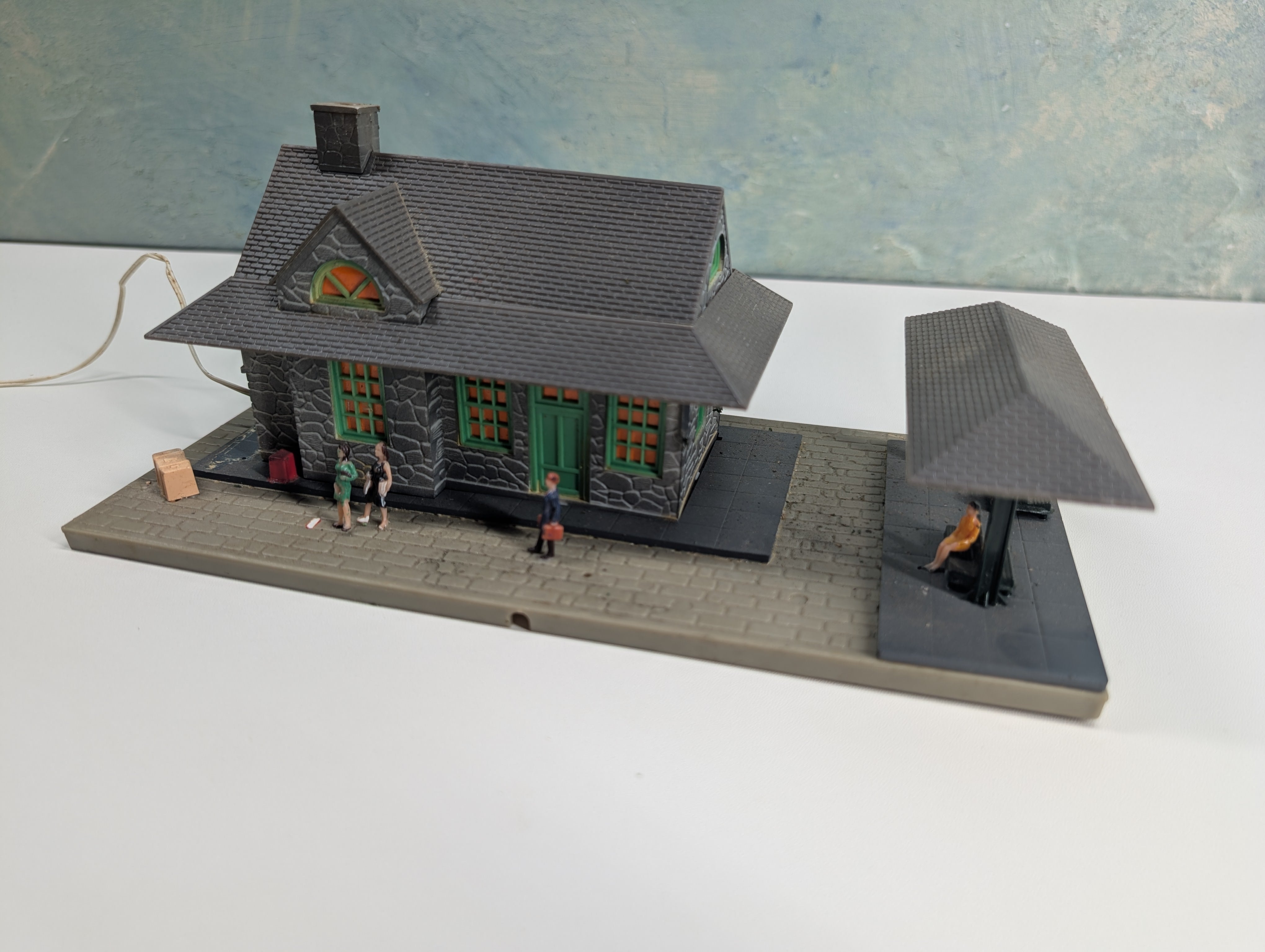USED Tyco HO Scale Tyco Town Passenger Station