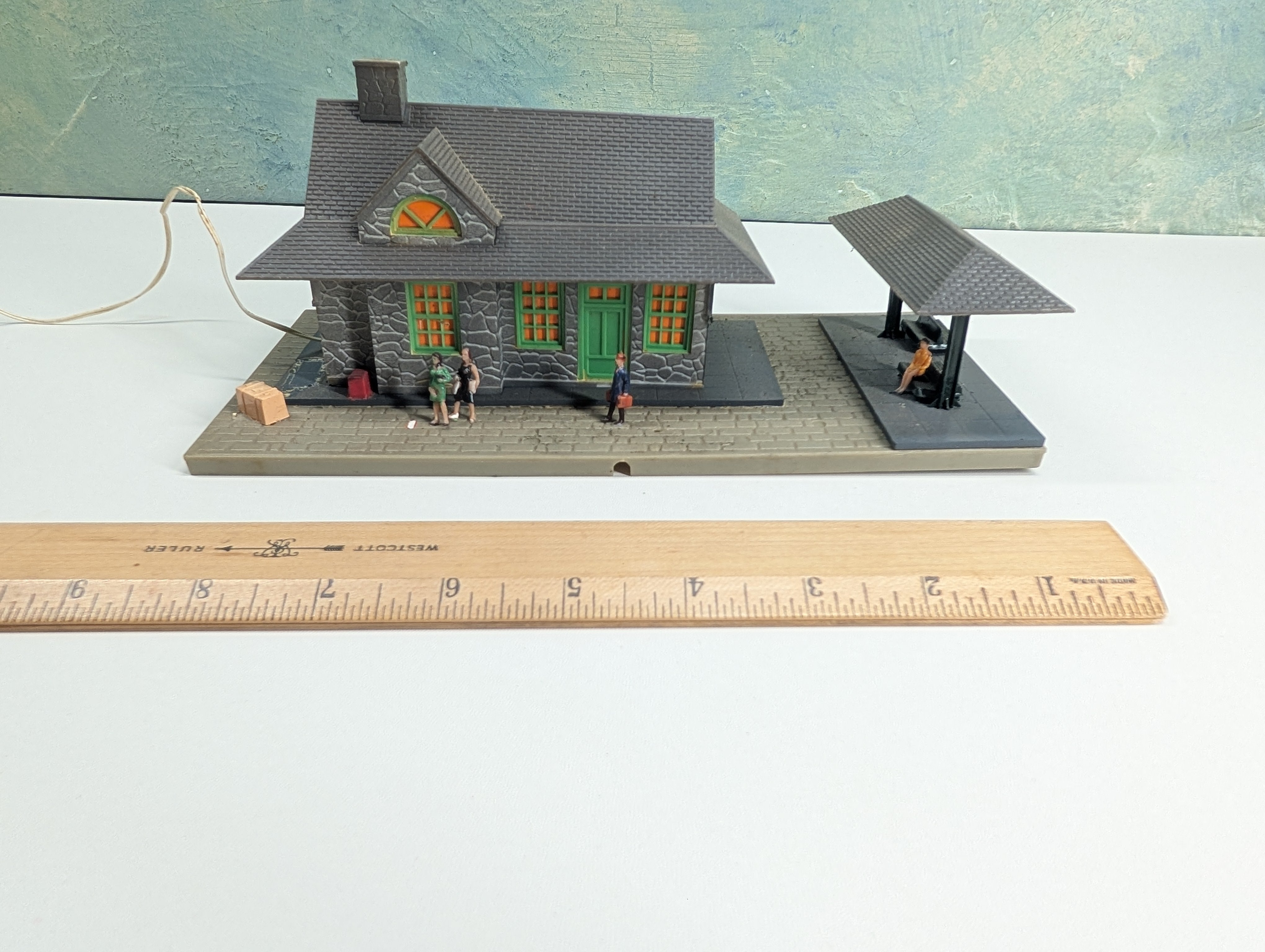 USED Tyco HO Scale Tyco Town Passenger Station