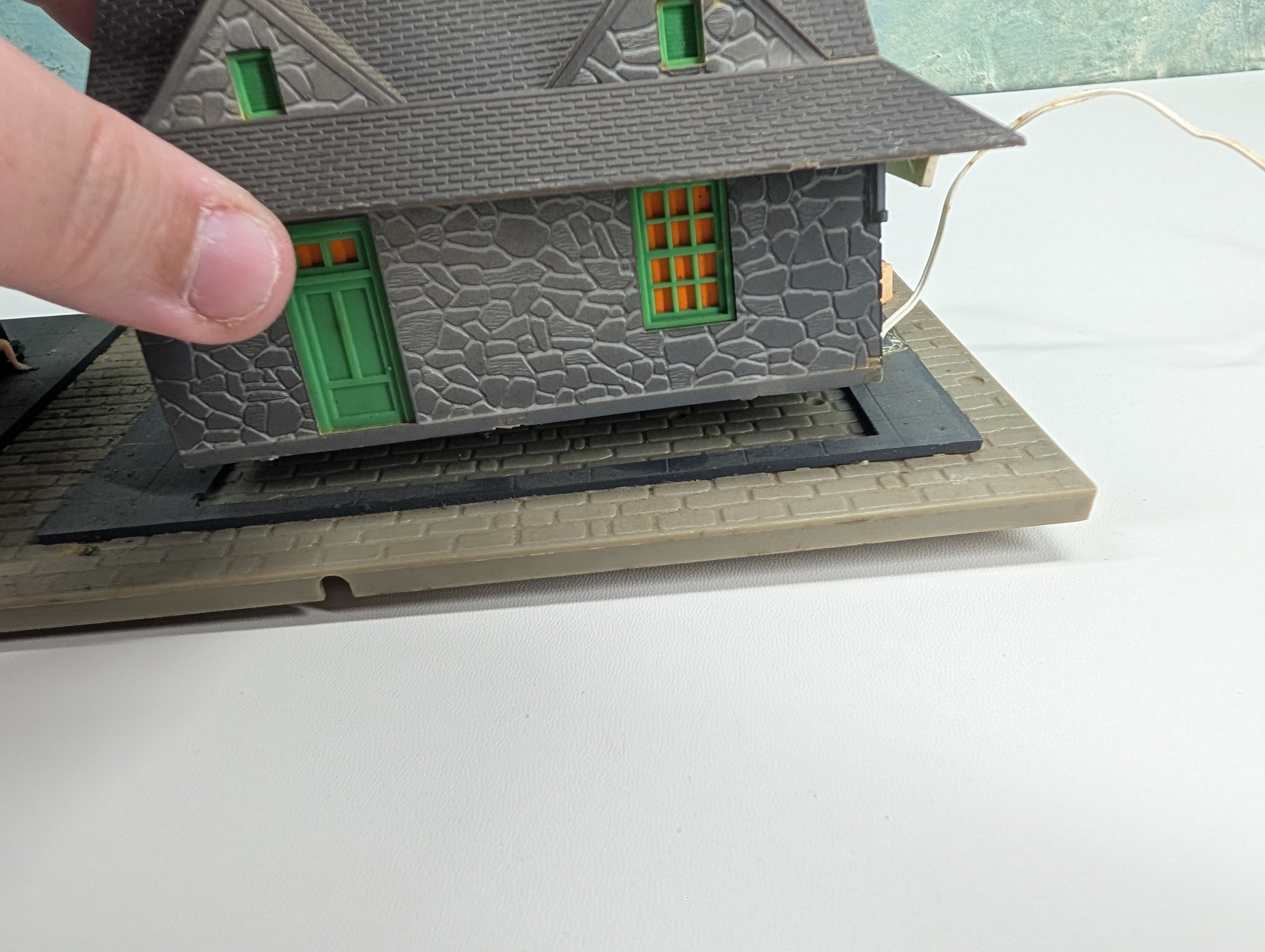 USED Tyco HO Scale Tyco Town Passenger Station