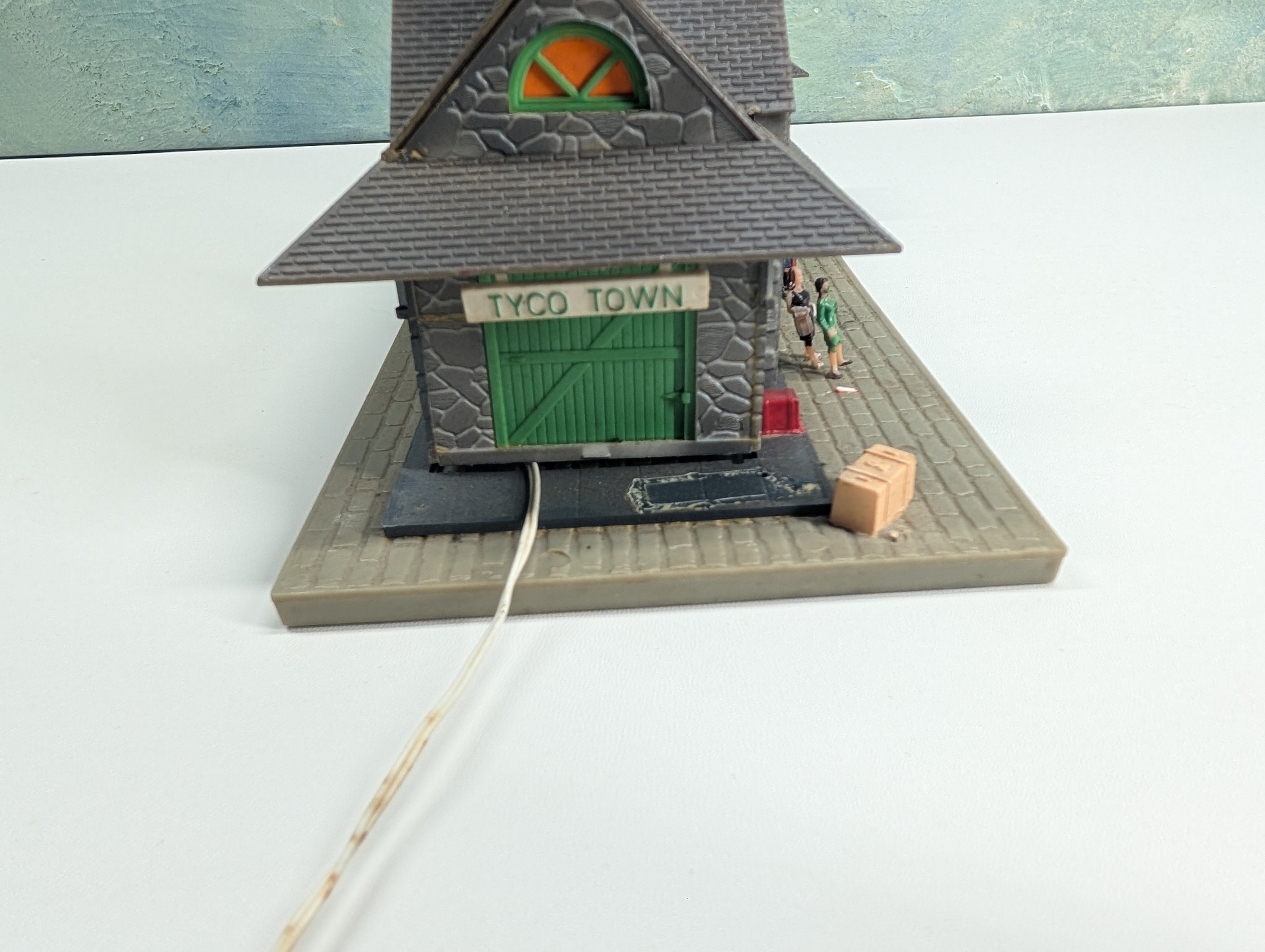 USED Tyco HO Scale Tyco Town Passenger Station