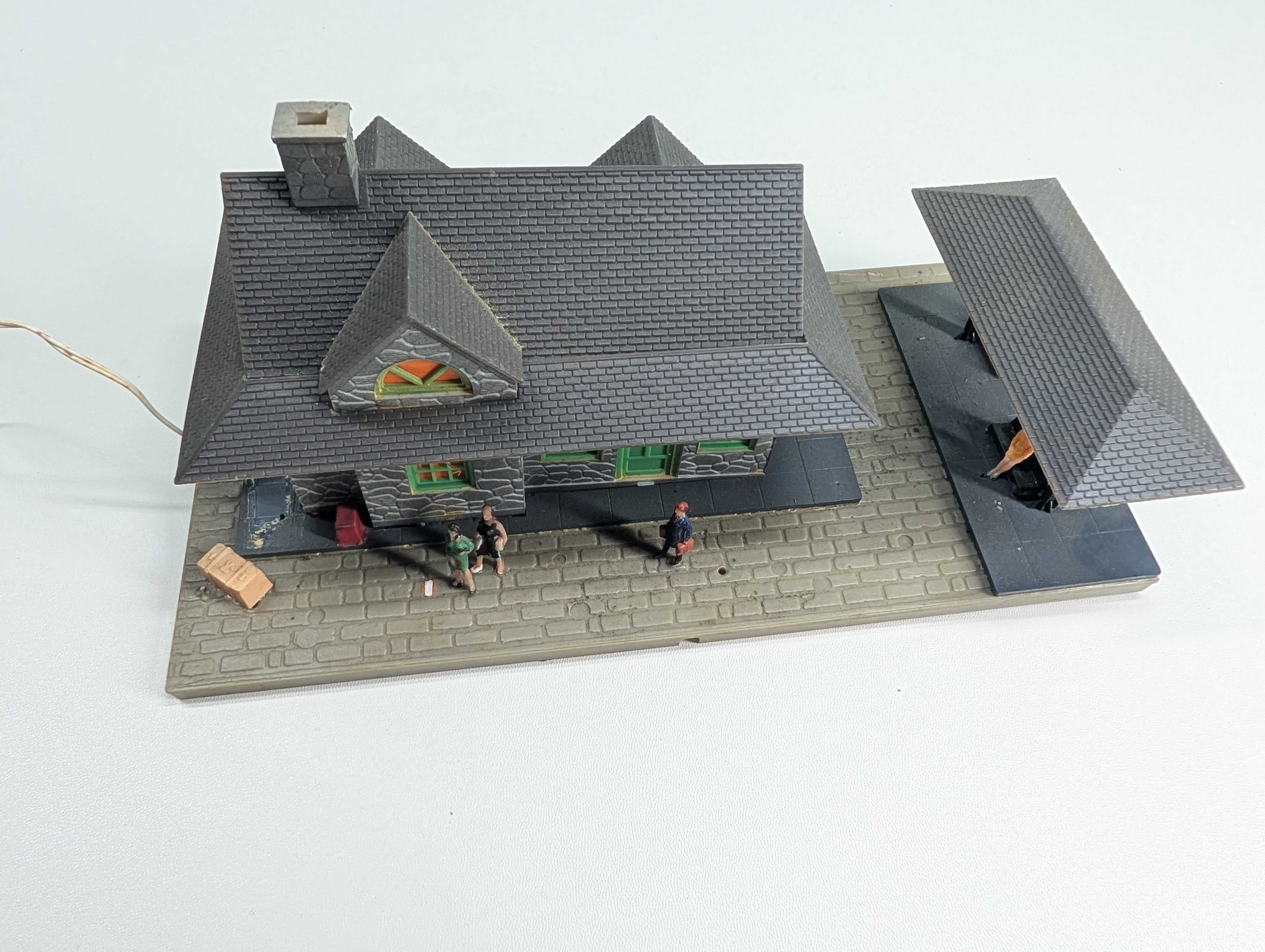 USED Tyco HO Scale Tyco Town Passenger Station