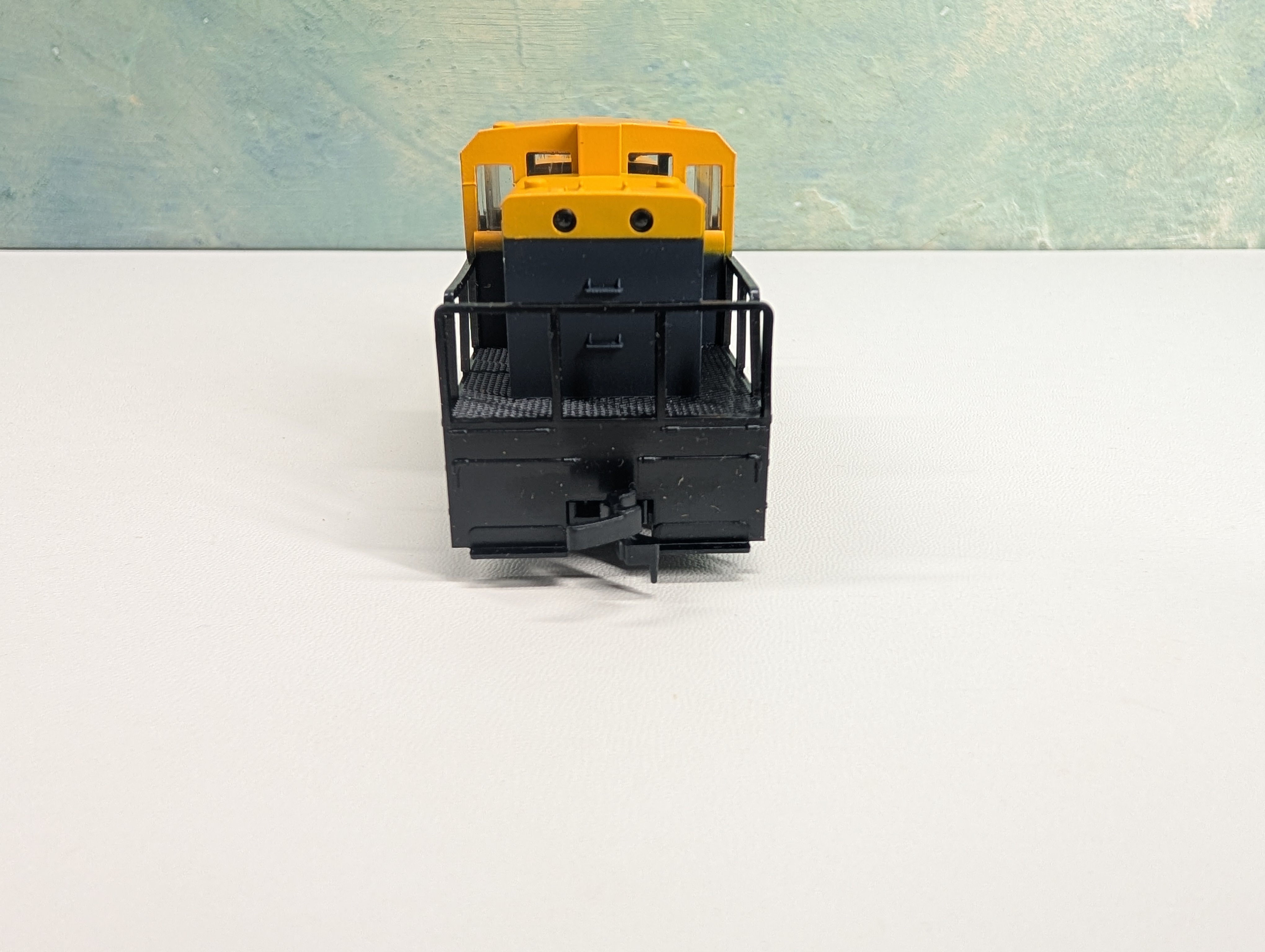 USED IHC HO Scale M502 Center Cab Diesel Switcher Locomotive Santa Fe ATSF #2615 Runs Great! DC