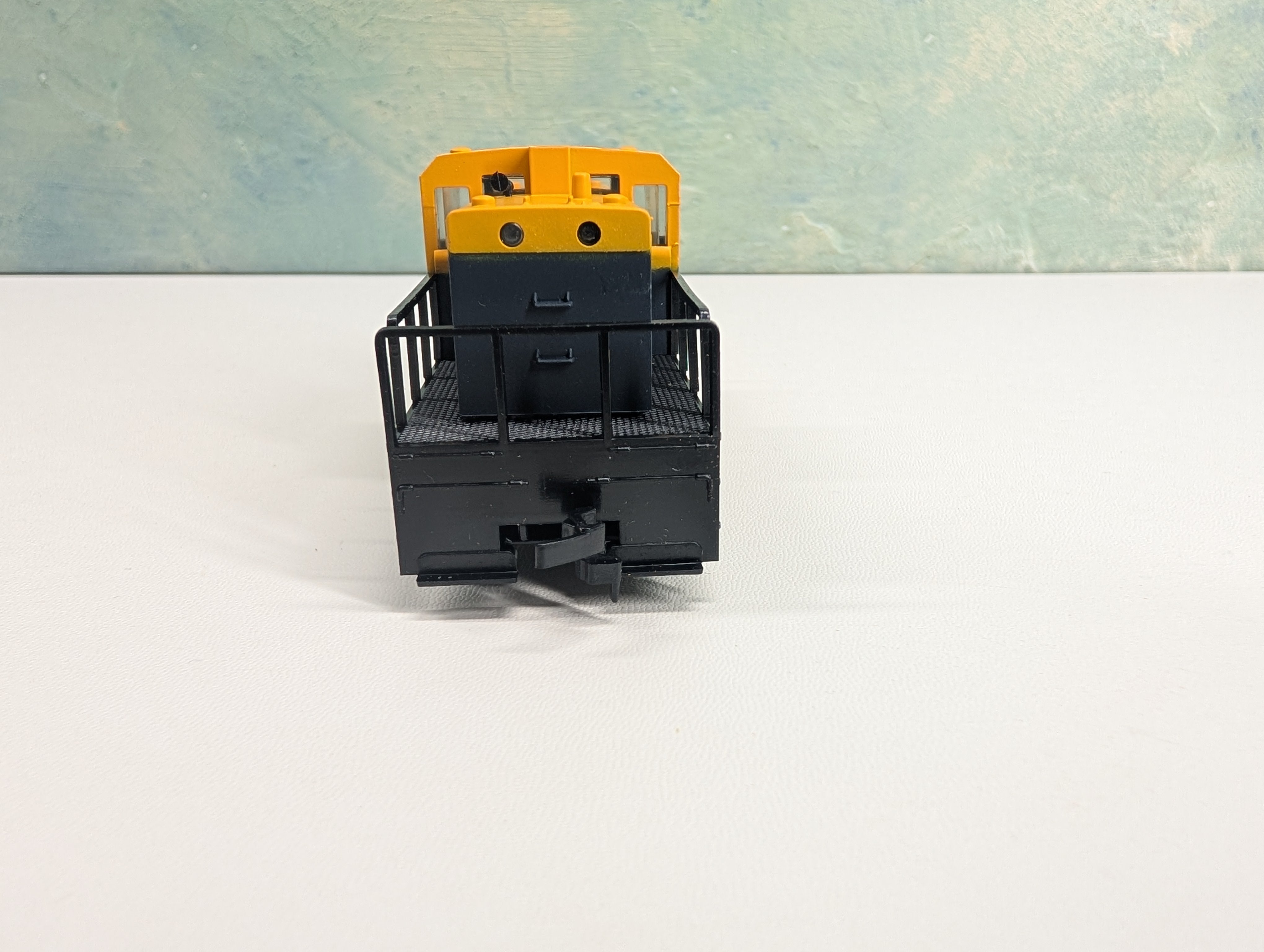 USED IHC HO Scale M502 Center Cab Diesel Switcher Locomotive Santa Fe ATSF #2615 Runs Great! DC