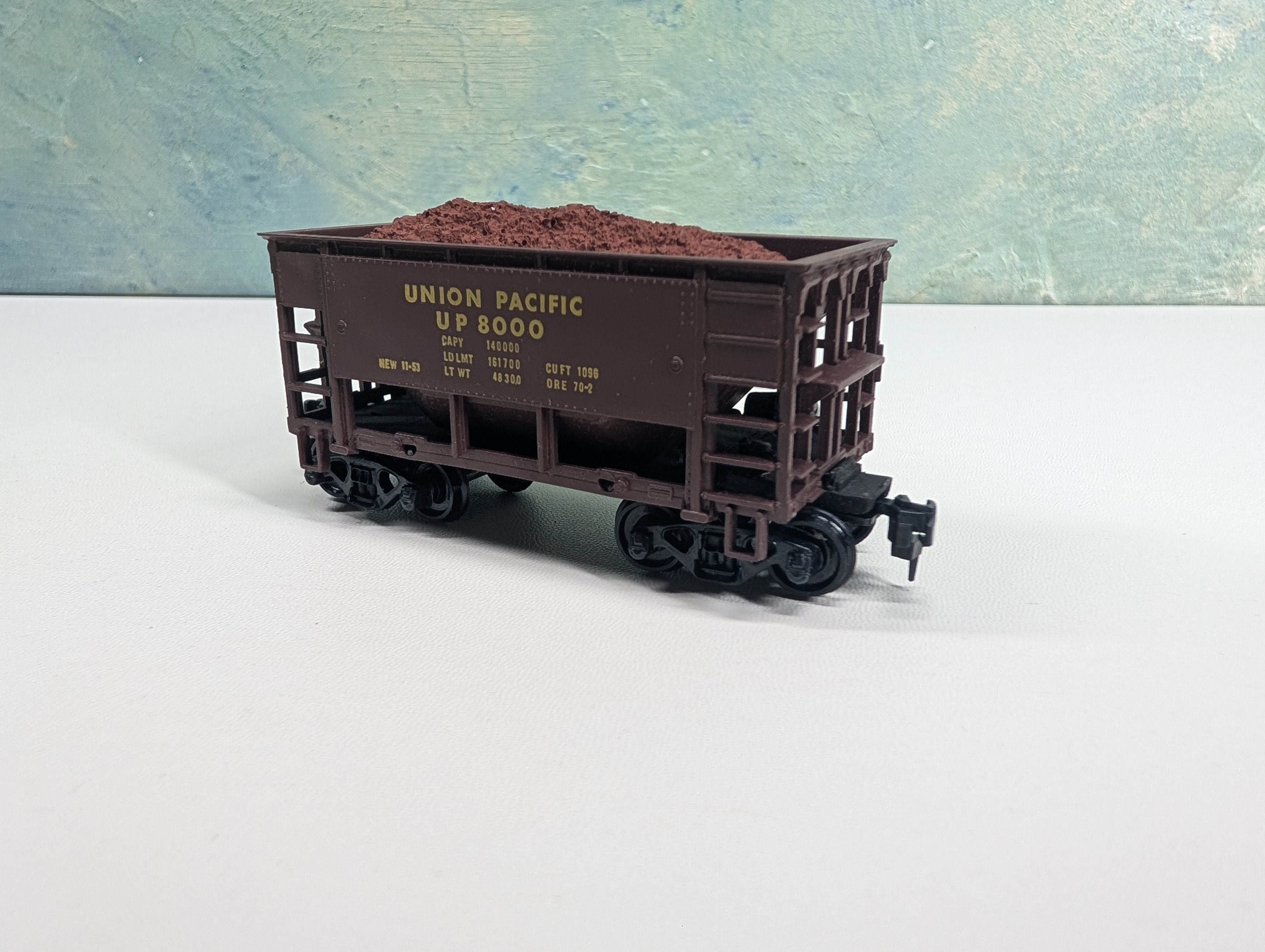 USED Roundhouse HO Scale Ore Car w/ Load Union Pacific UP #8000
