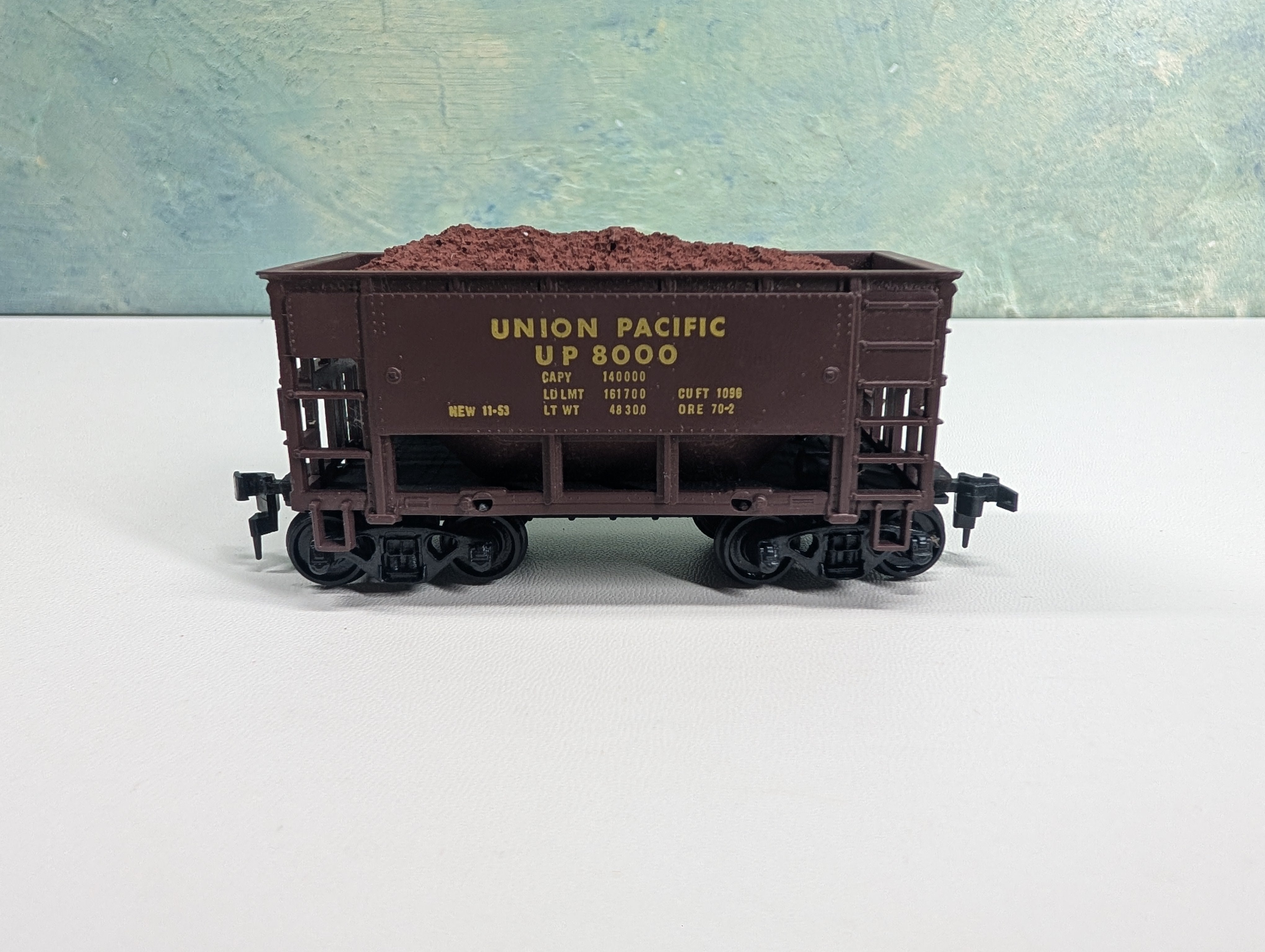 USED Roundhouse HO Scale Ore Car w/ Load Union Pacific UP #8000