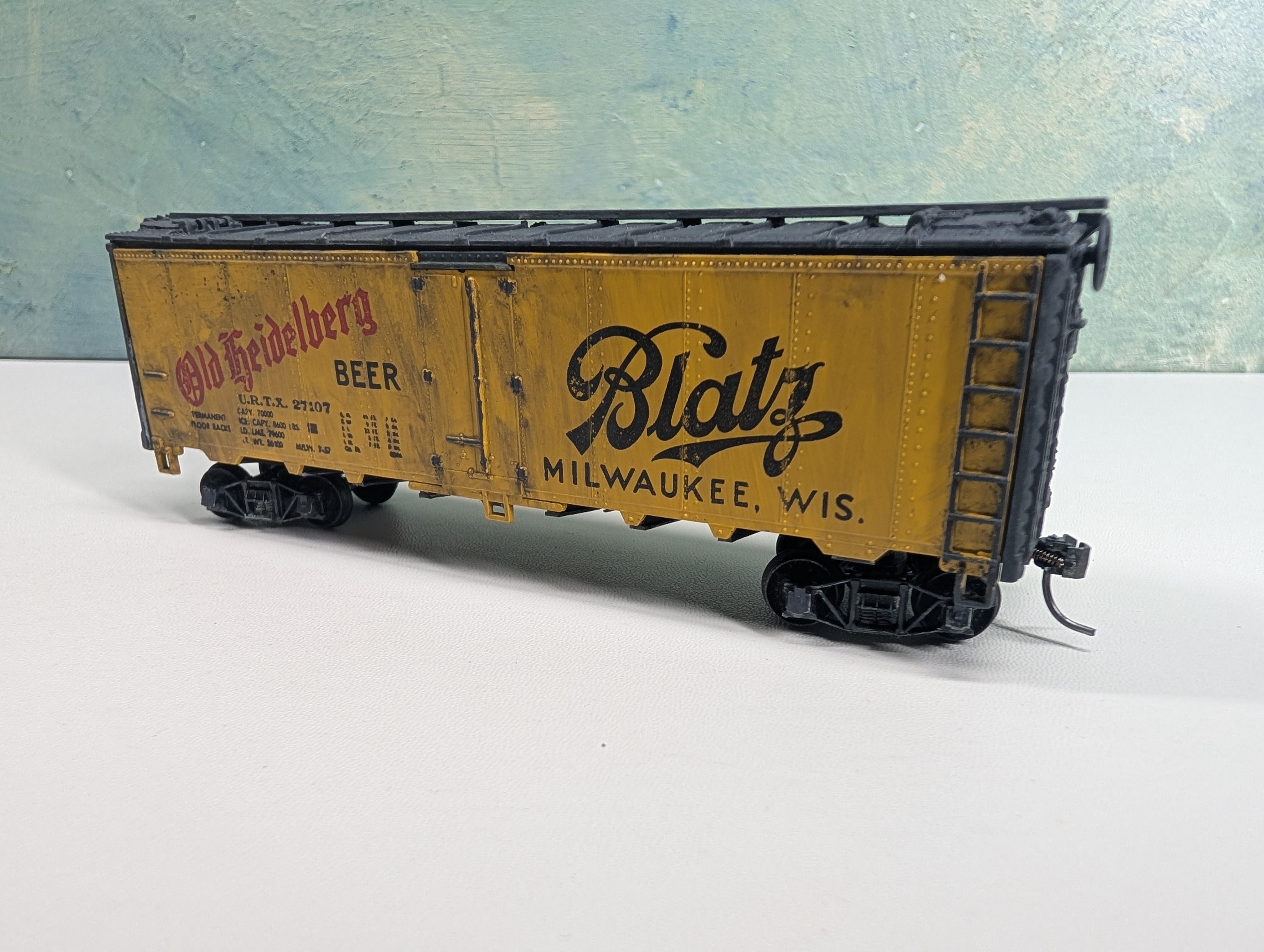 USED Athearn HO Scale Beer Car Blatz Old Heidelberg URTX #27107 Weathered, Metal Wheels