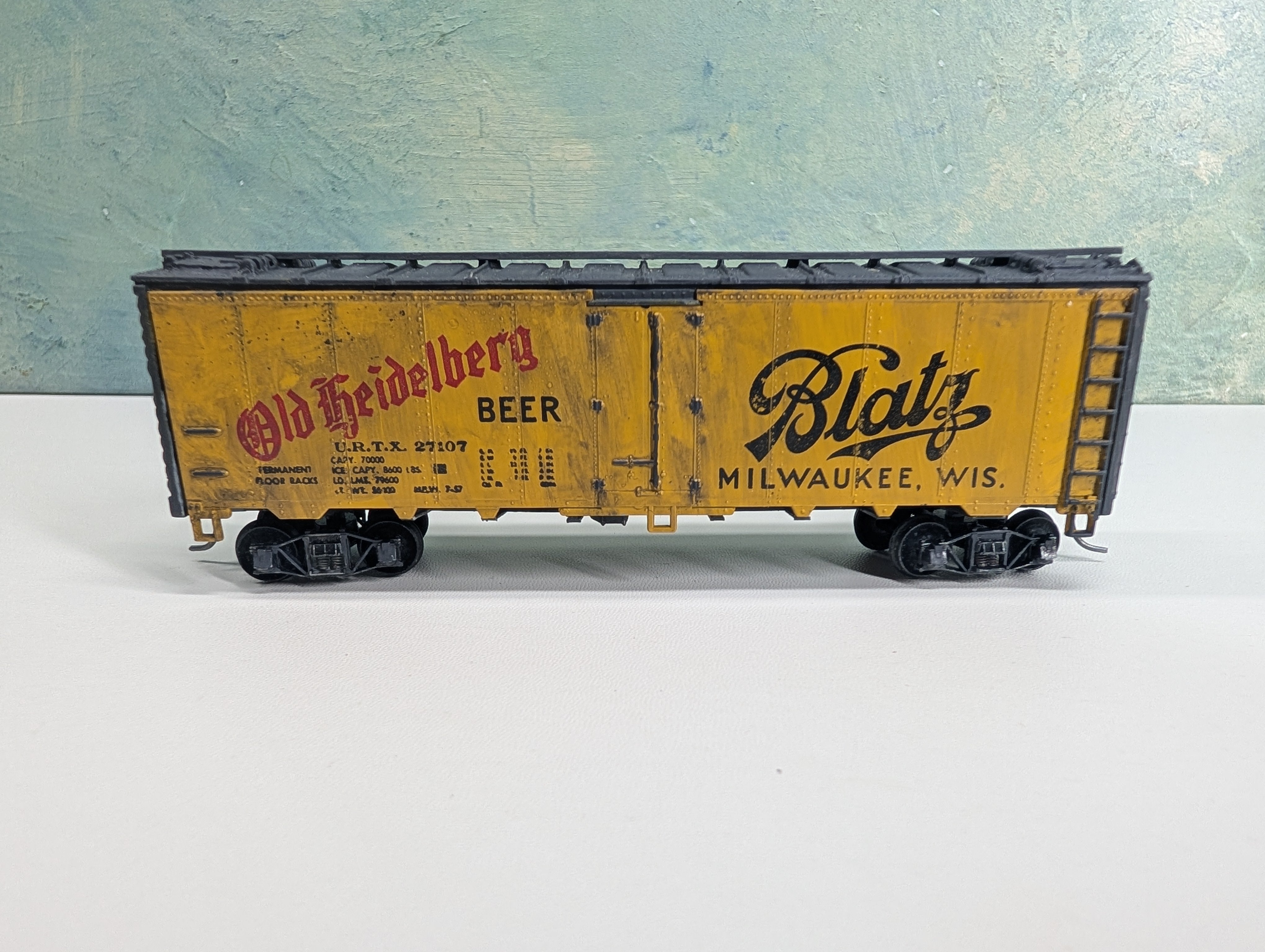 USED Athearn HO Scale Beer Car Blatz Old Heidelberg URTX #27107 Weathered, Metal Wheels