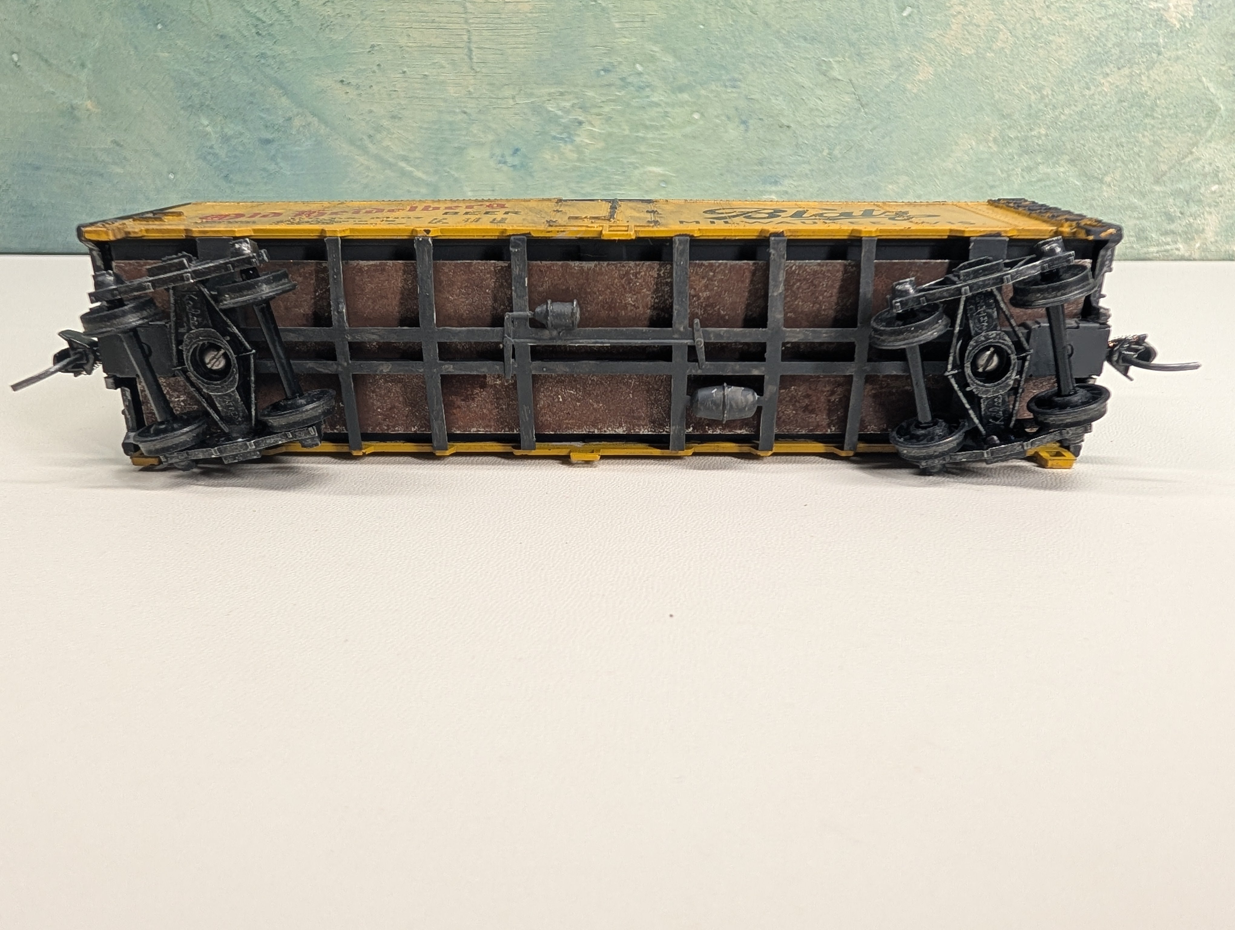 USED Athearn HO Scale Beer Car Blatz Old Heidelberg URTX #27107 Weathered, Metal Wheels