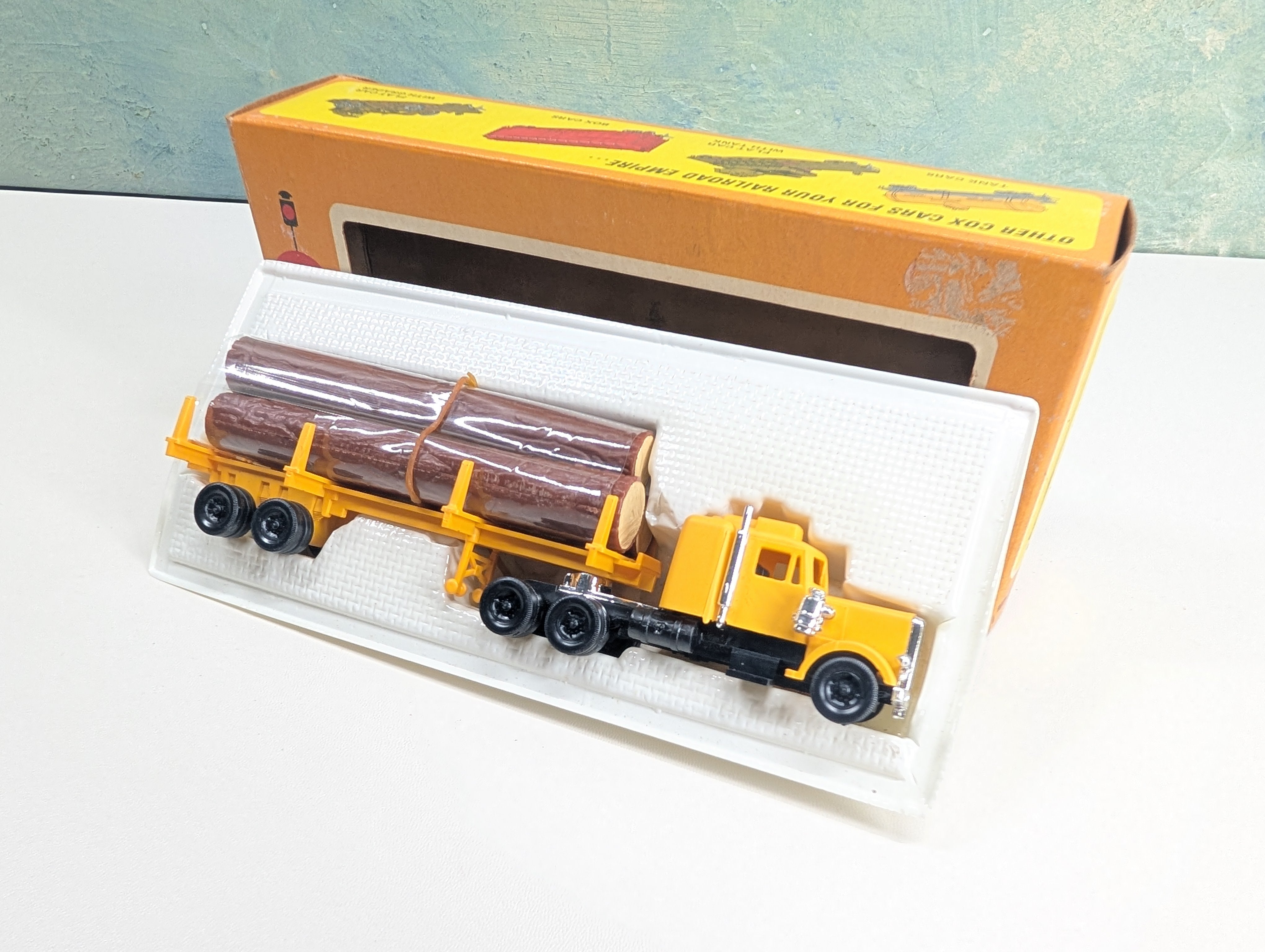 USED Cox 1578731 HO Scale Yellow Tractor & Stake Trailer w/ Logs