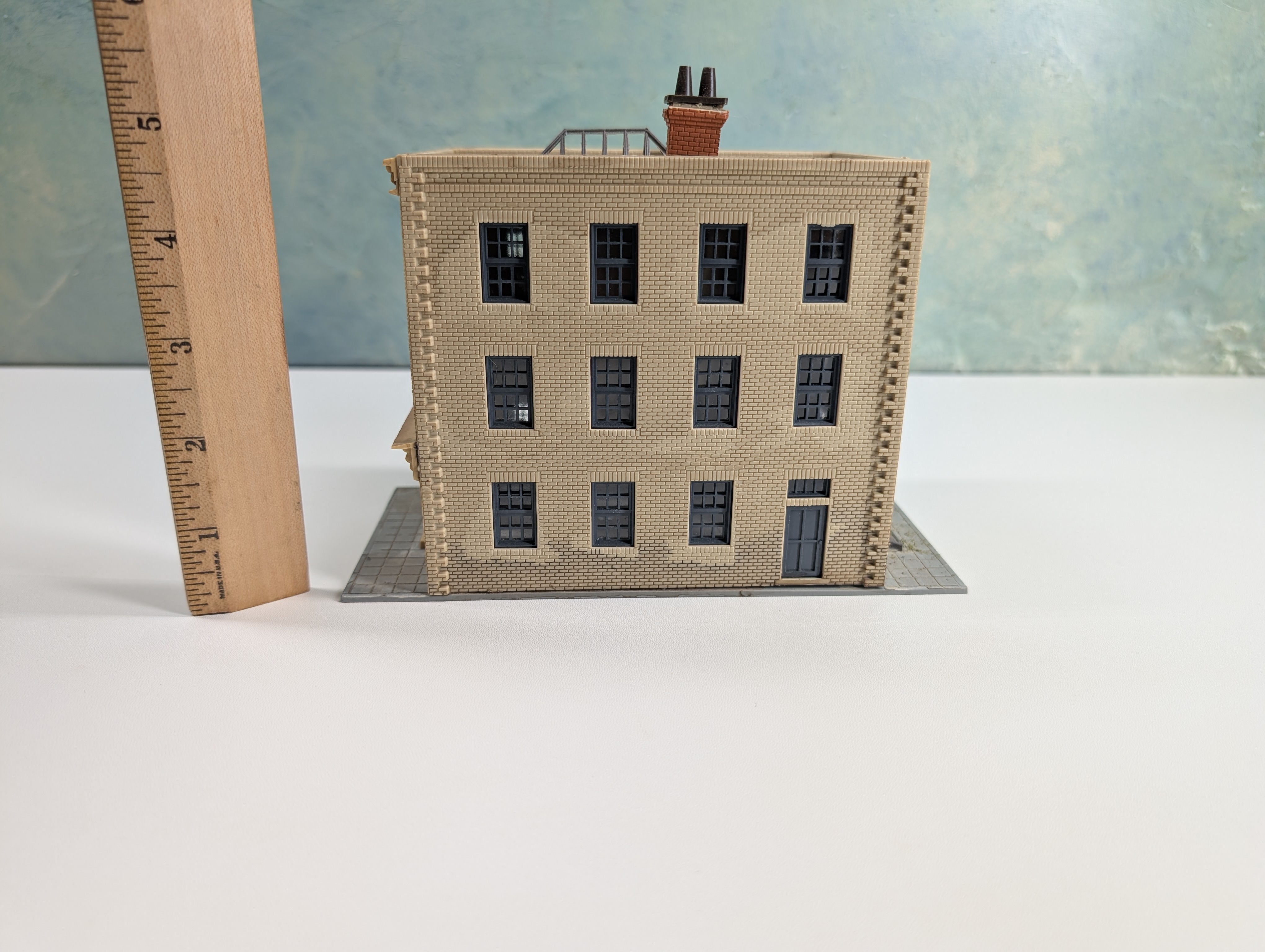 USED HO Scale Brown Brick Storefront