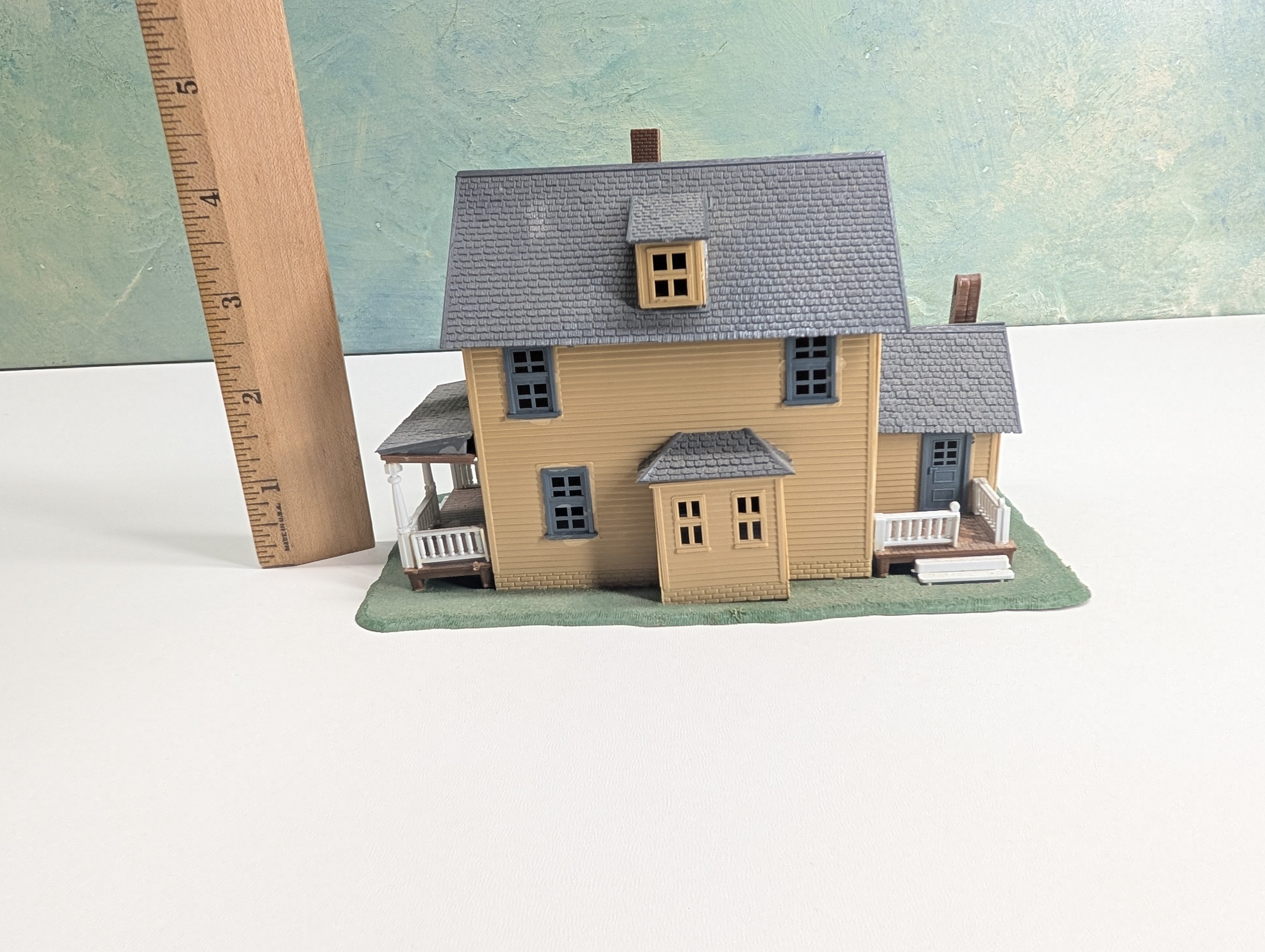 USED HO Scale 3 Story Home, Light Brown