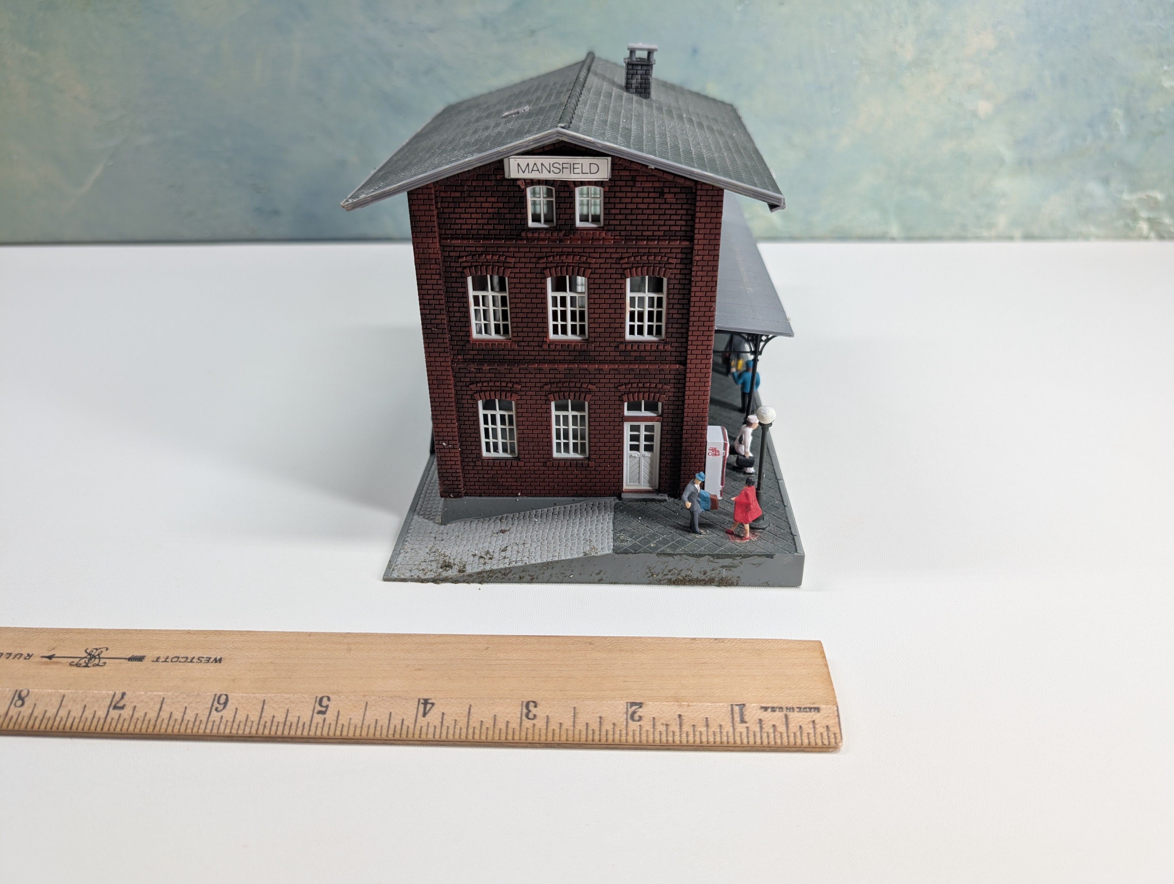 USED Pola HO Scale Mansfield Station w/ Details Added