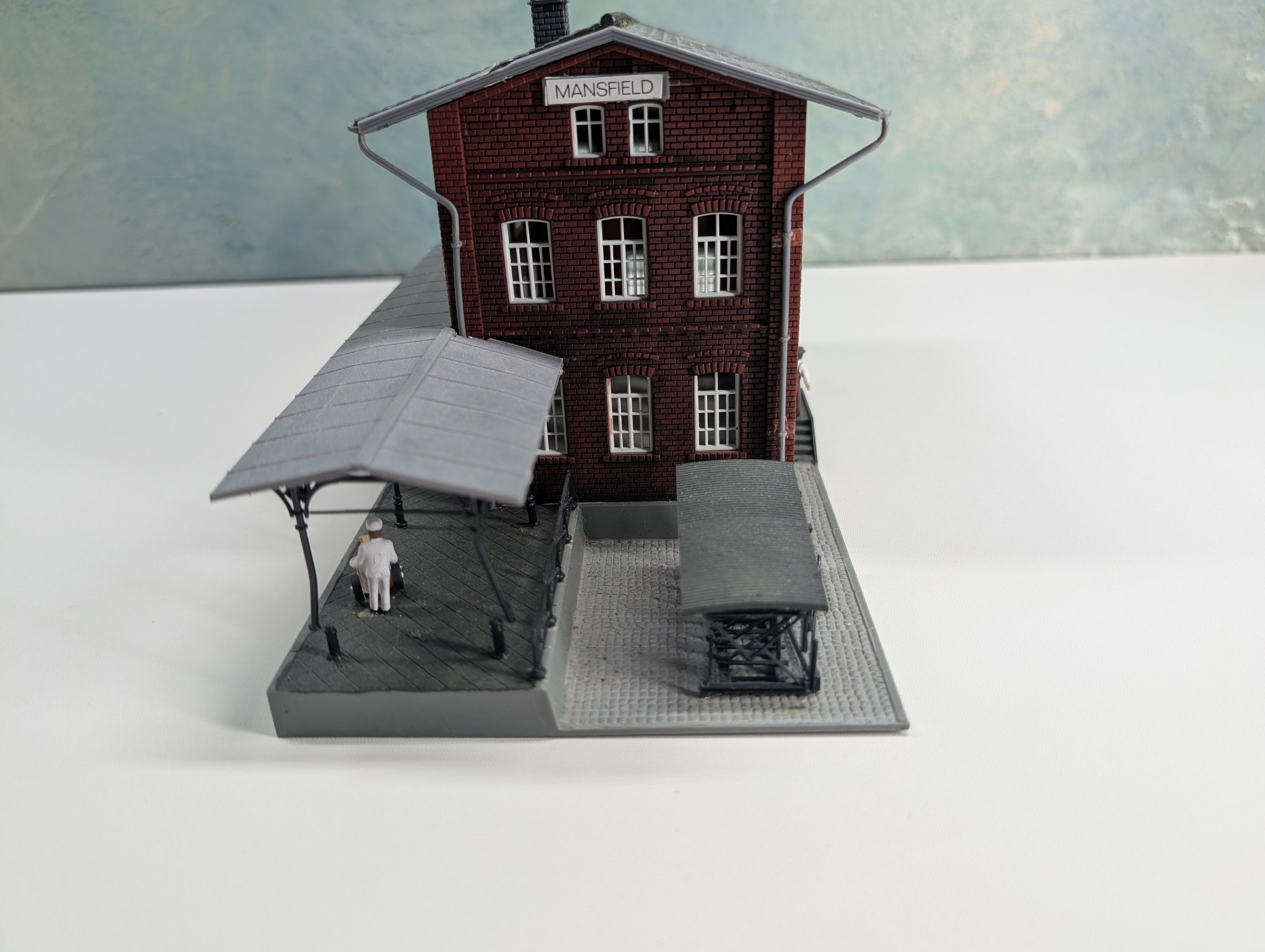 USED Pola HO Scale Mansfield Station w/ Details Added