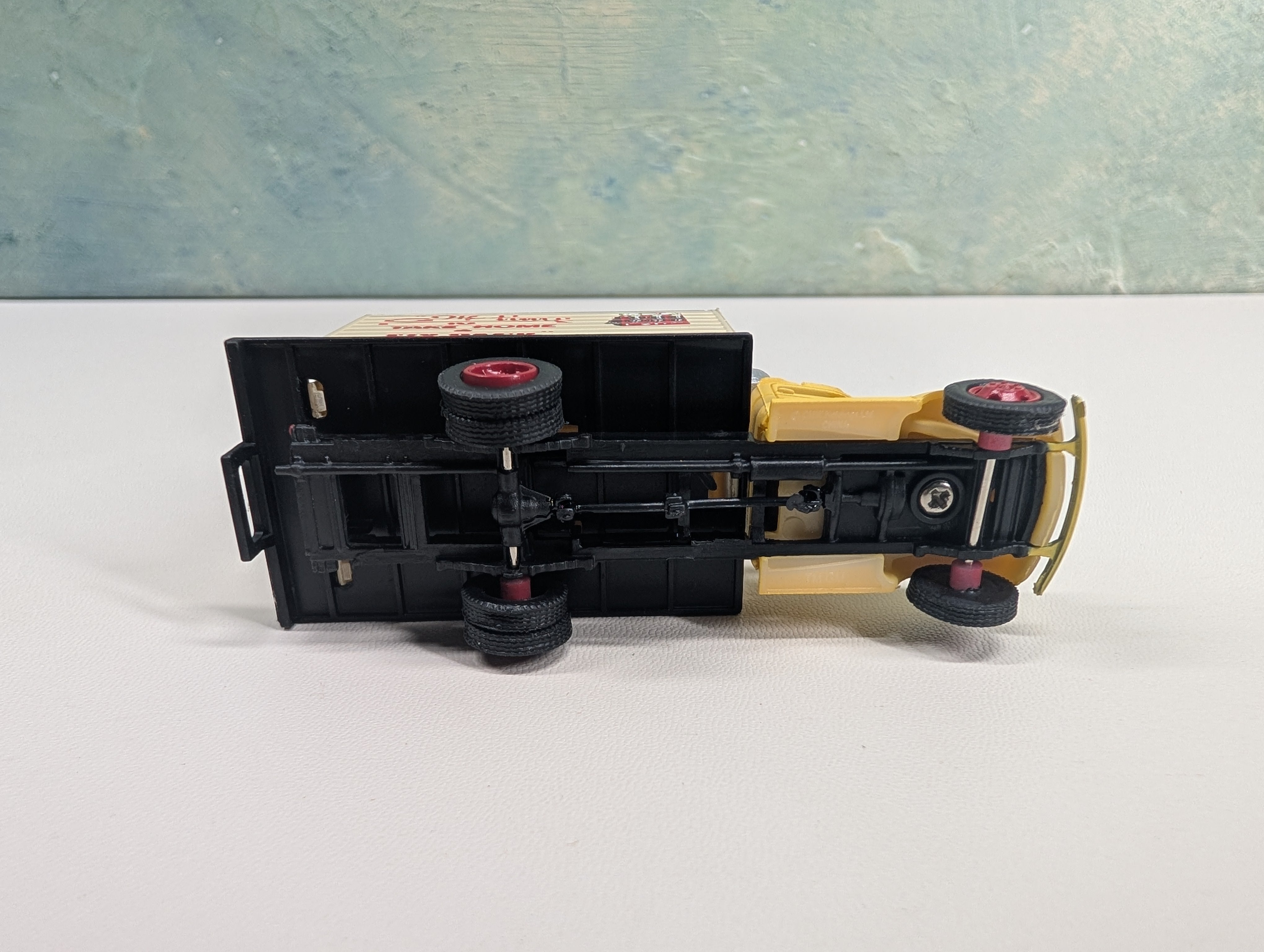USED Classic Metal Works HO Scale 1941-46 Chevrolet Box Truck Yellow and Cream Coca-Cola