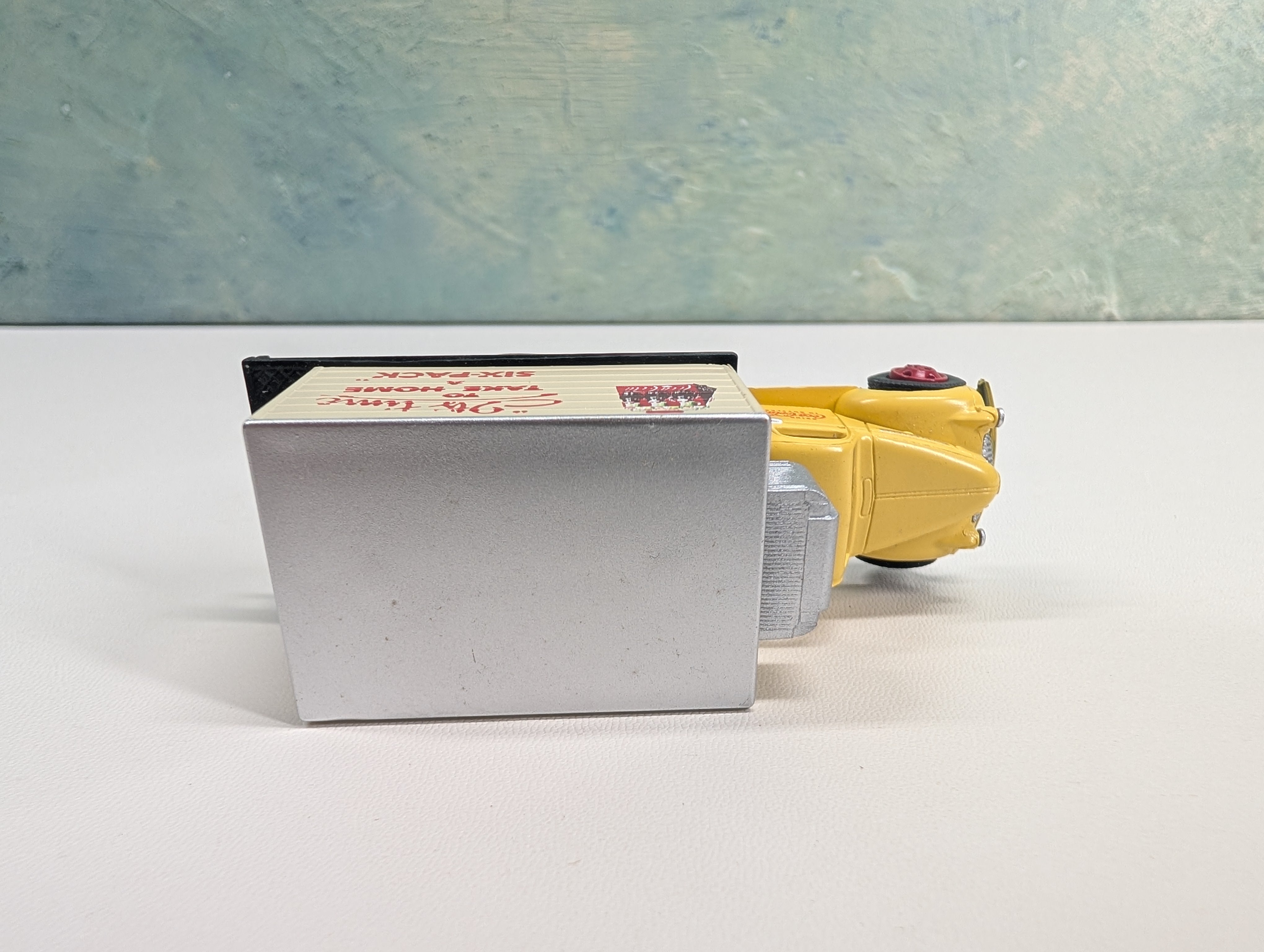 USED Classic Metal Works HO Scale 1941-46 Chevrolet Box Truck Yellow and Cream Coca-Cola