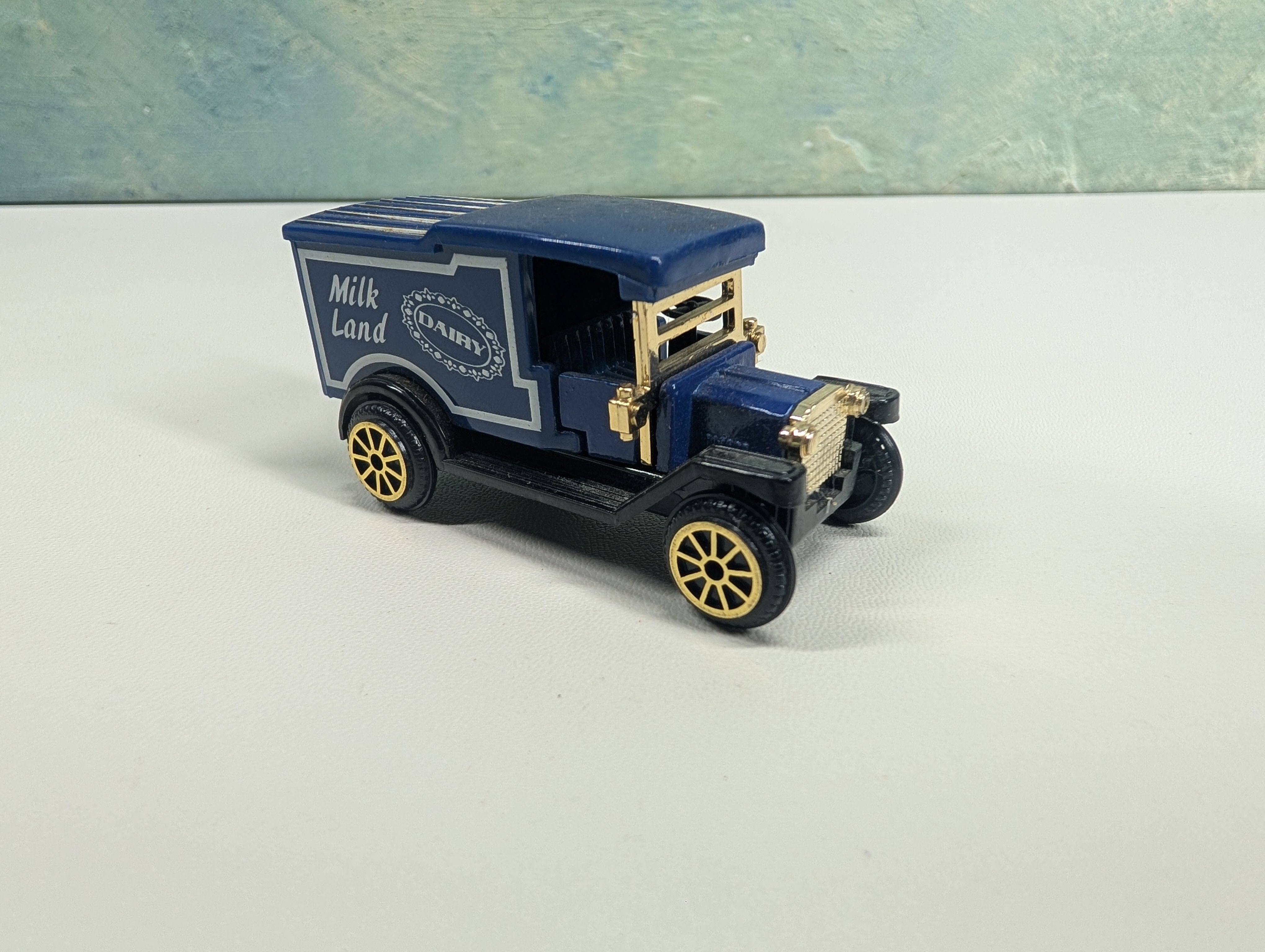 USED High Speed #607-612 HO Scale Blue Milk Land Dairy Box Truck