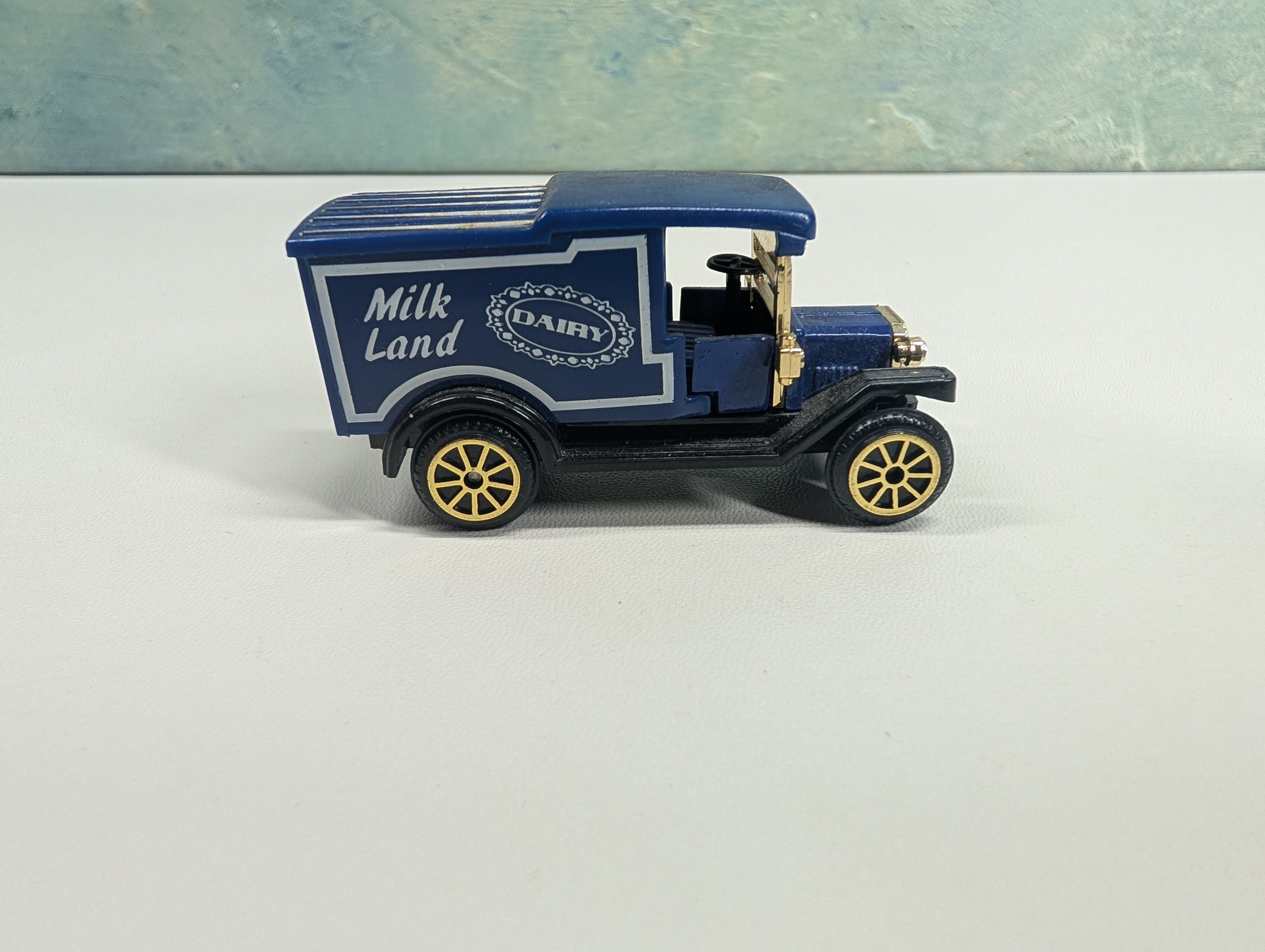 USED High Speed #607-612 HO Scale Blue Milk Land Dairy Box Truck