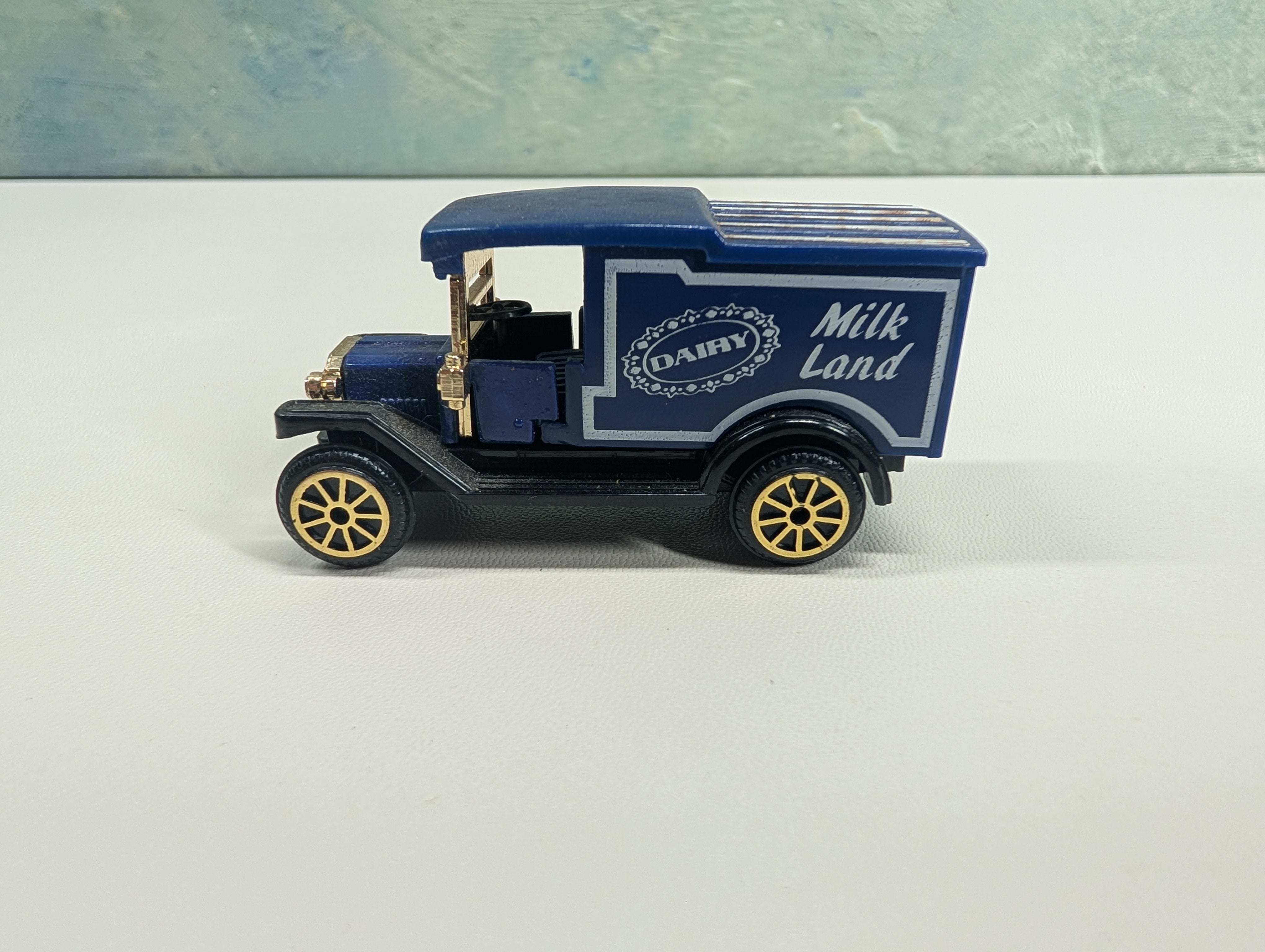 USED High Speed #607-612 HO Scale Blue Milk Land Dairy Box Truck