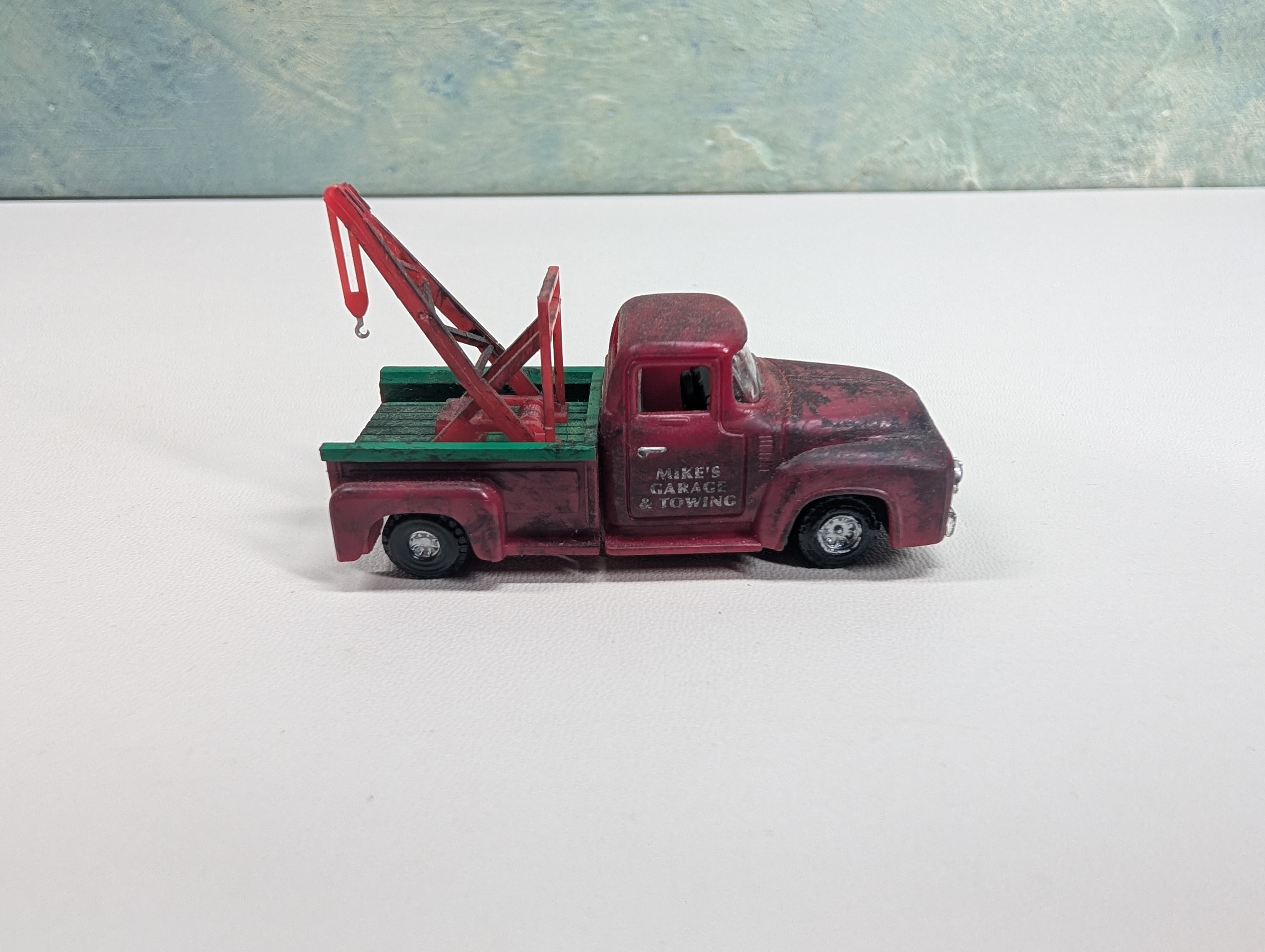 USED HO Scale Mike's Garage & Towing Truck, Weathered